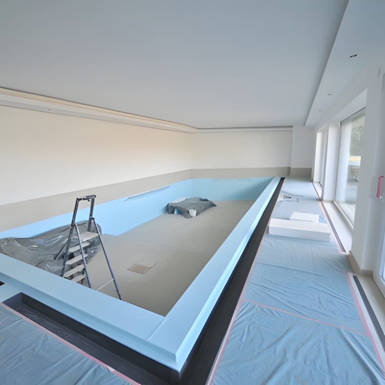 Innenraum eines noch im Bau befindlichen Pools in einem Raum mit großen Fenstern und weißen Wänden.