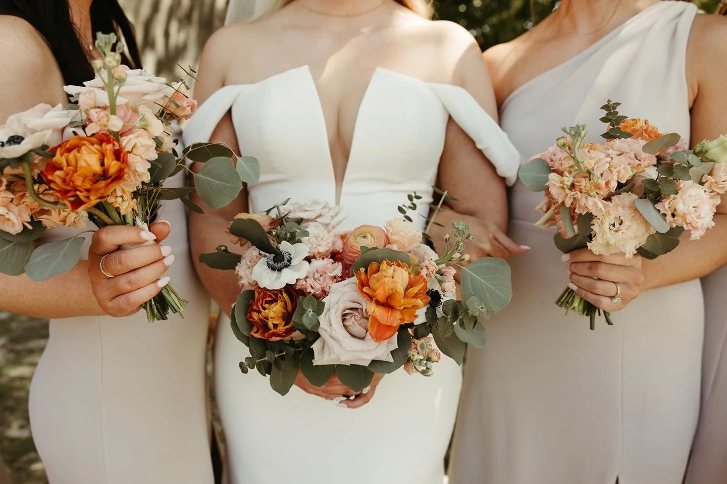 We&rsquo;re definitely a sucker for some fall florals. 😍

Photo: brookebuckphoto
Floral: goodearthfloral
Dress: bridalextraordinaire
Coordinator: brittwithhitched
Venue: theguildkc