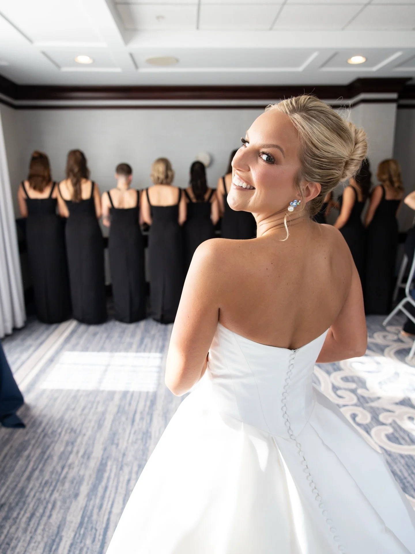 👉👉 Swipe for the big reveal. 

Not a dry eye in the house. 🥺

Hotel/Reception: @hotelpresident1926
Hair: @whitecarpetbride
Makeup: @samanthacbeauty
Photographer: @melissaandbethphotography
Coordinator: @lisaforbesplanner