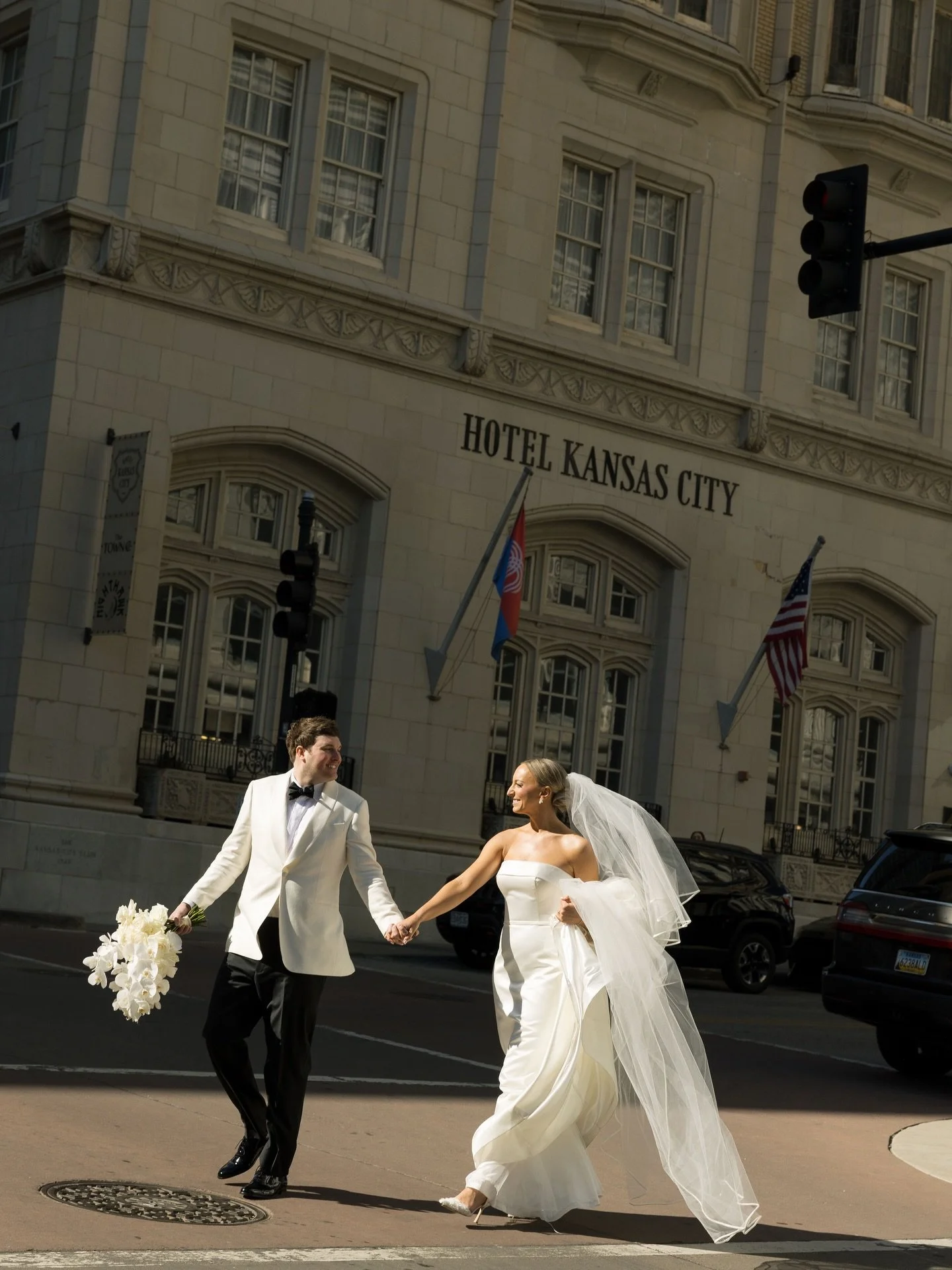 Looking for an amazing backdrop for your perfect day (not to mention gorgeous pictures like these 😍)? 

@hotel_kansascity is nestled near the Power &amp; Light District and gives all the luxurious ambiance and vibes a couple could ask for. Just one 