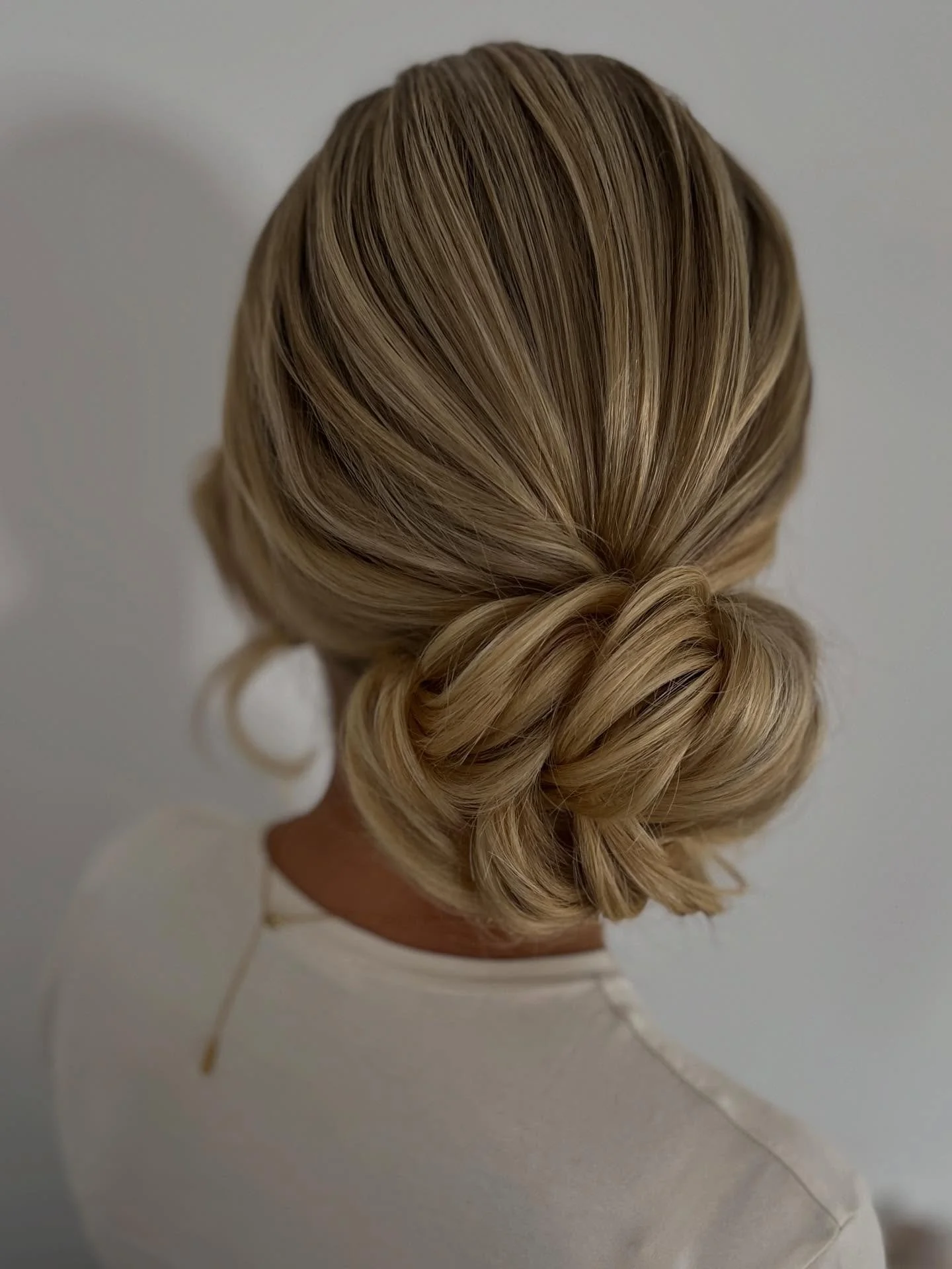 Wonder how long this bun took?👇🏻

7 minutes. 

Just the bun! 

I&rsquo;ve been working behind the scenes on how to achieve effective updos using simple techniques, sometimes people don&rsquo;t want all the fuss. I&rsquo;ve recorded a tutorial so I 