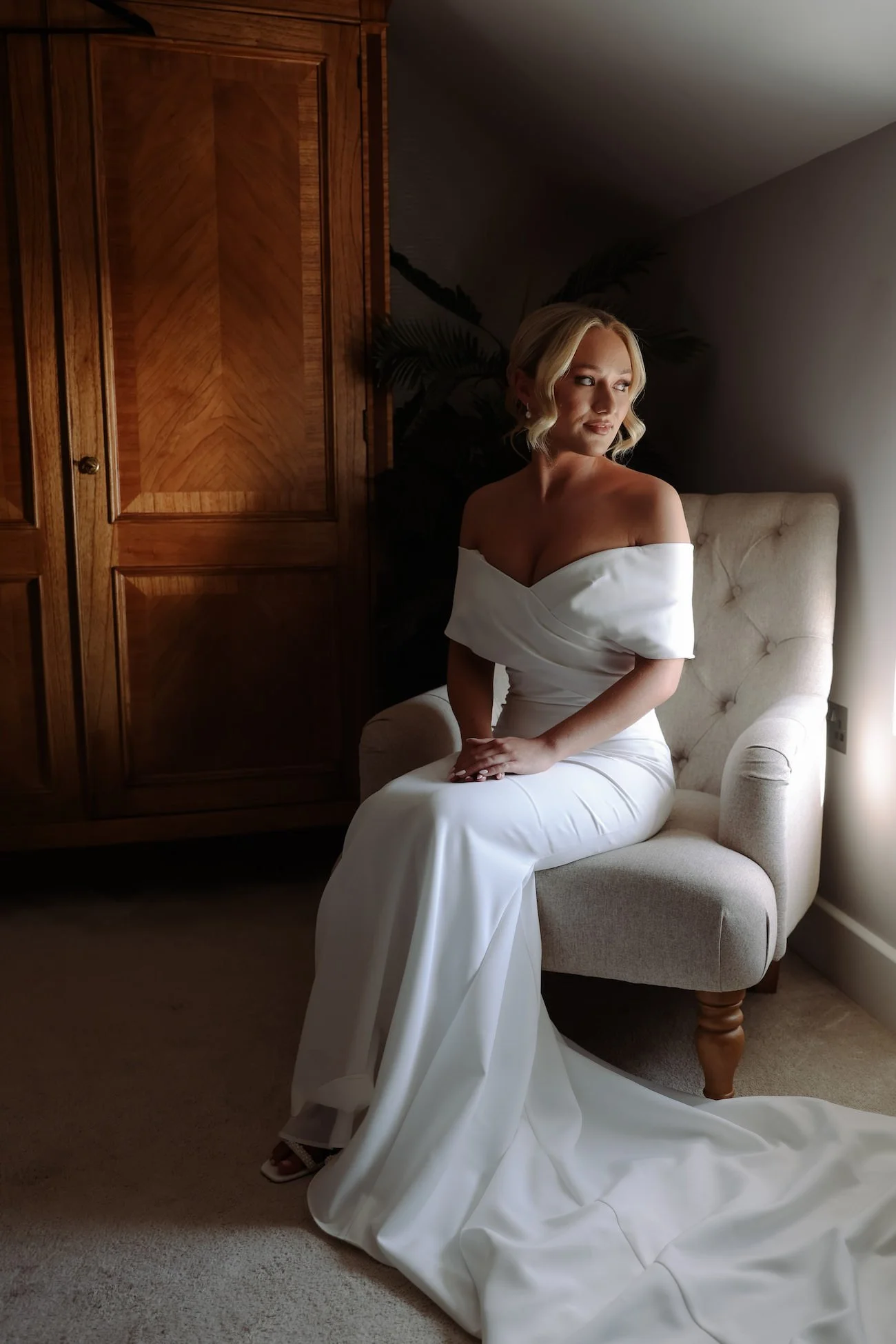 Hair-By-Kelsey-Luxury-Bridal-Hair-Stylist-Bride-With-Soft-Waves.jpeg