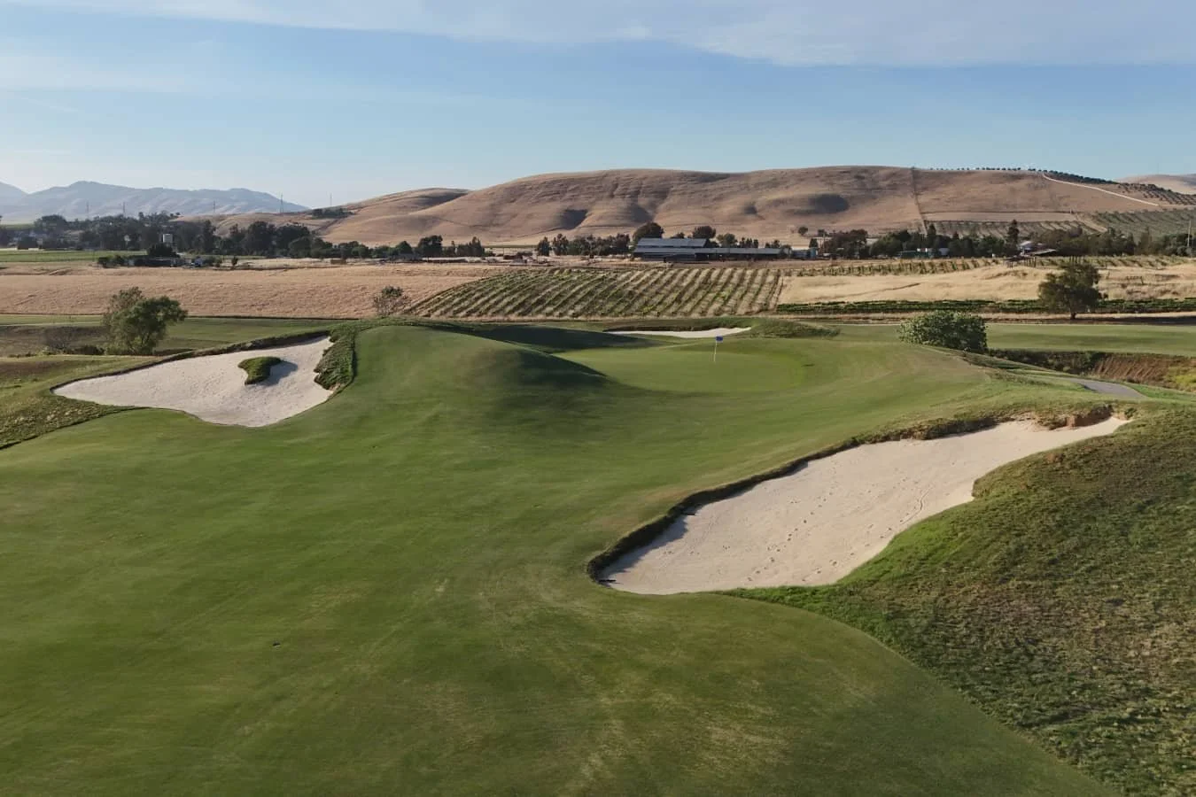 Poppy Ridge 6th hole with hills in background