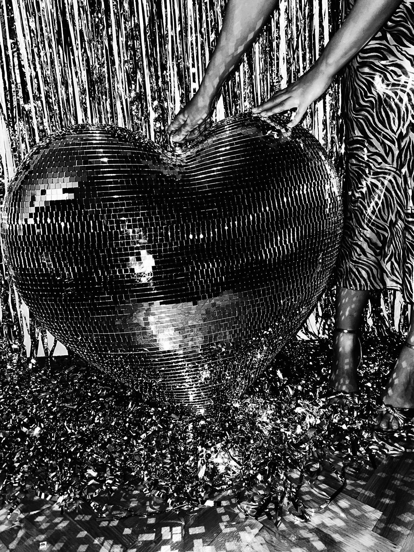 Shine louder than words 🪩💫

Our handcrafted Disco Heart steals every spotlight &mdash; covered in real mirror tiles that catch every flicker of light and turn it into pure magic.
Perfect for parties, photo backdrops, or home d&eacute;cor &mdash; be