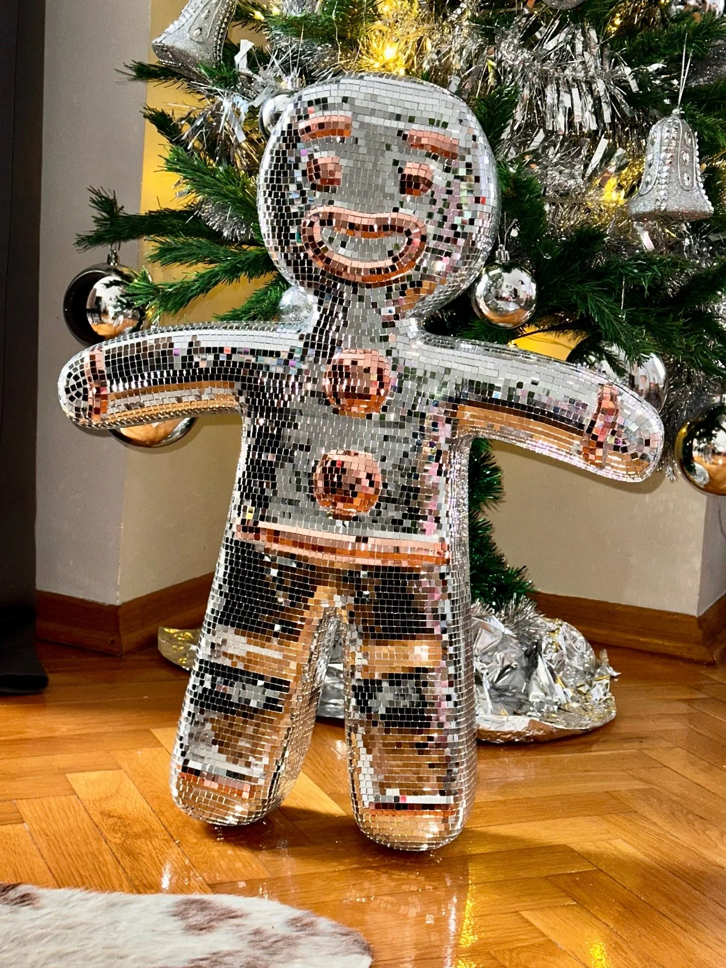 Meet our newest holiday showpiece: the Disco Gingerbread Man✨
Hand-crafted with hundreds of mirror tiles, this sparkling statement piece brings together Christmas decor, holiday party vibes, and iconic gingerbread charm - all with the signature Disco