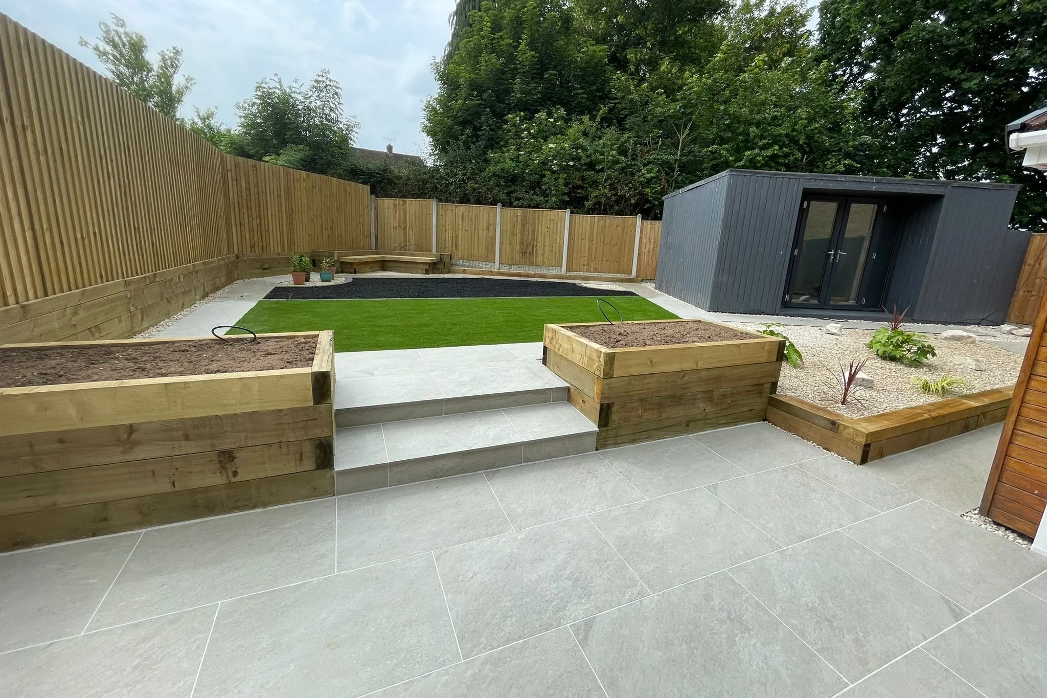 ๐ชต Quartz grey porcelain tiles with softwood timber sleepers and Cotswold 20mm gravel