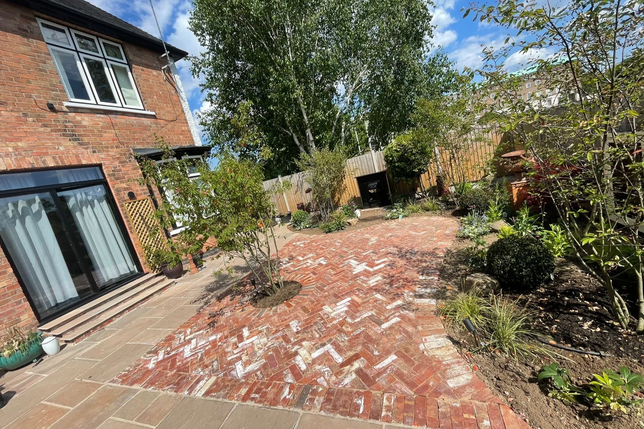 ๐งฑ Autumn brown Indian sandstone mixed size patio pack with reclaimed bricks laid in herringbone pattern