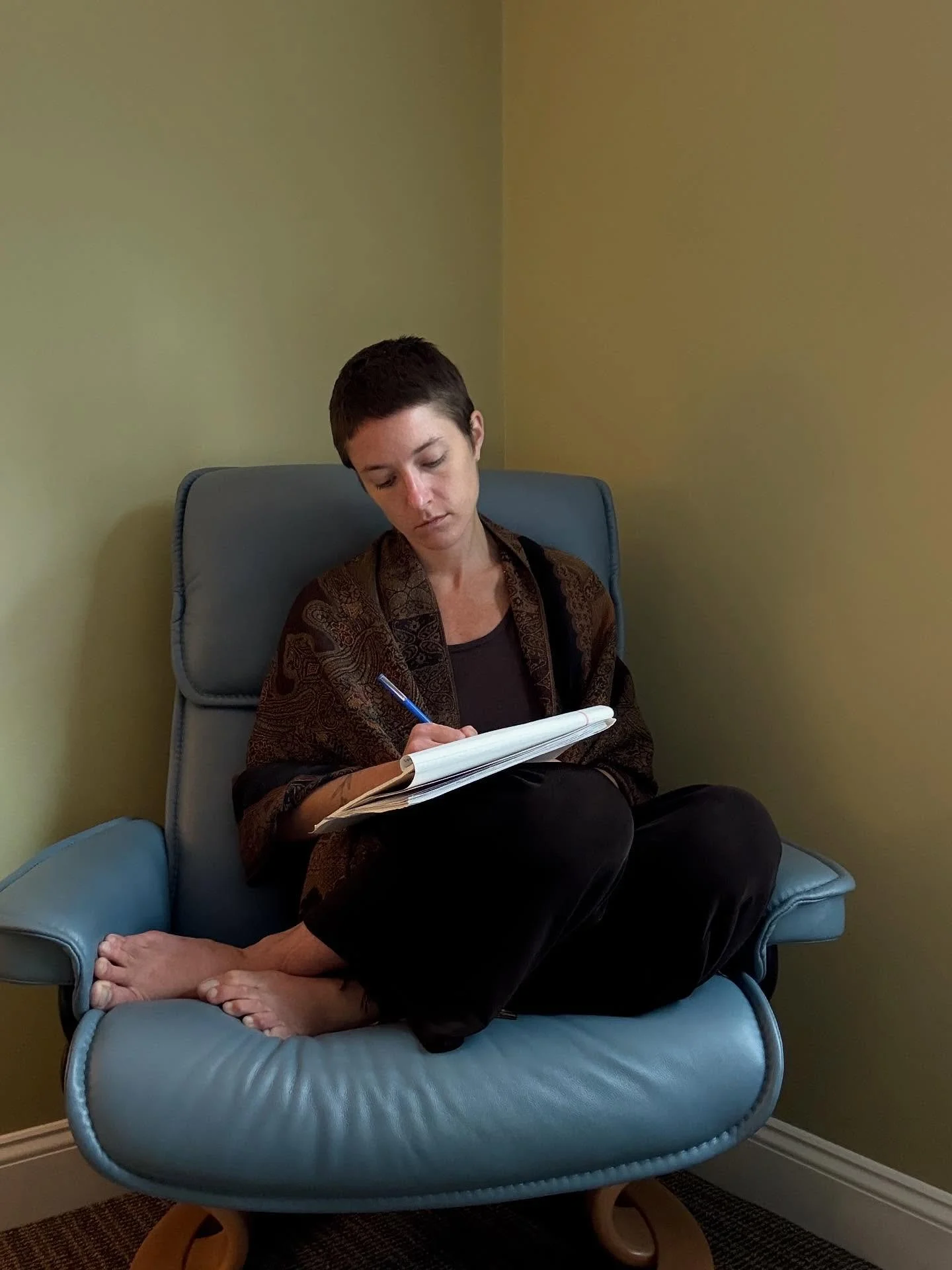 It&rsquo;s my first weekend in a new office for my pop up bodywork sessions in Falmouth, and I really like this chair I get to sit in while taking notes. 

Next month I&rsquo;ll be hosting a pop up on November 22 🍂

With peace and warmth,
H