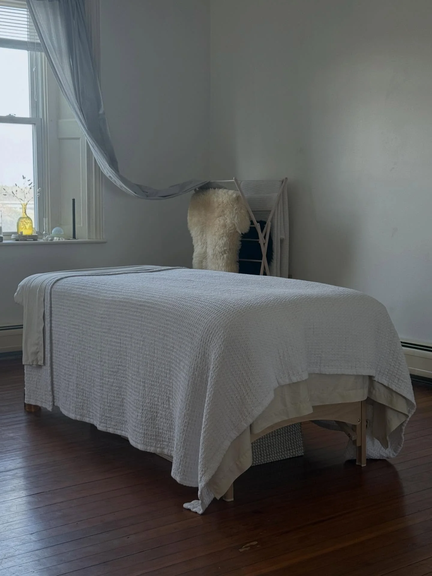 Winter solstice // new moon // blue spirit // studio lighting // ⚪️⚫️🔵

With warmth and gratitude,
H
_
#bodywork 
#newmoon 
#winter 
#solstice 
#belfastmaine