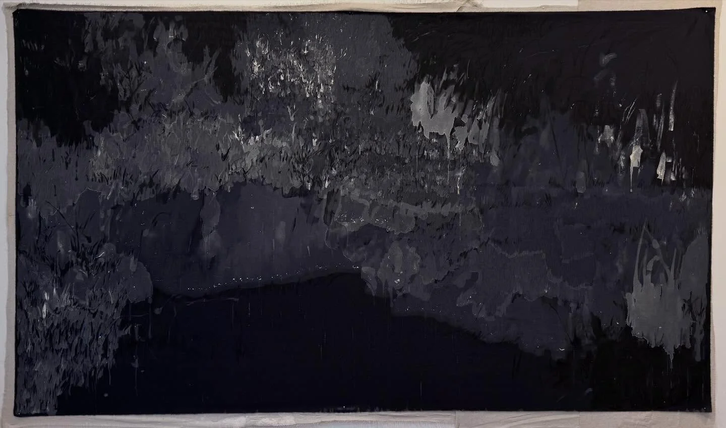 𝘞𝘢𝘵𝘦𝘳 𝘚𝘦𝘢𝘴𝘰𝘯 ／ 志 室 （𝘙𝘦𝘴𝘪𝘥𝘦𝘯𝘤𝘦 𝘰𝘧 𝘵𝘩𝘦 𝘞𝘪𝘭𝘭）

31.75&rdquo; x 75.5&rdquo;
water based media on cotton linen
december 22, 2026 - march 22, 2026
_ 
This is an archive 
of cumulative understandings 
and deep reflective study. 
