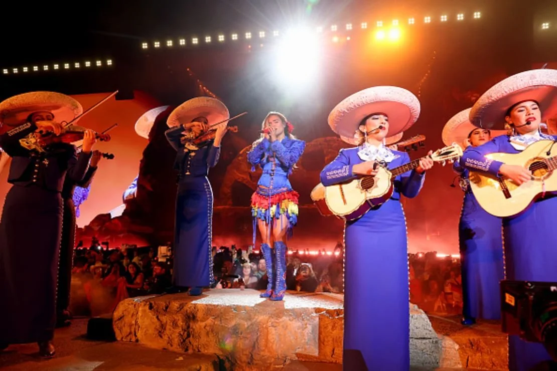 Karol G acompañada por una banda de mariachi femenina en Coachella, interpretando música latina tradicional