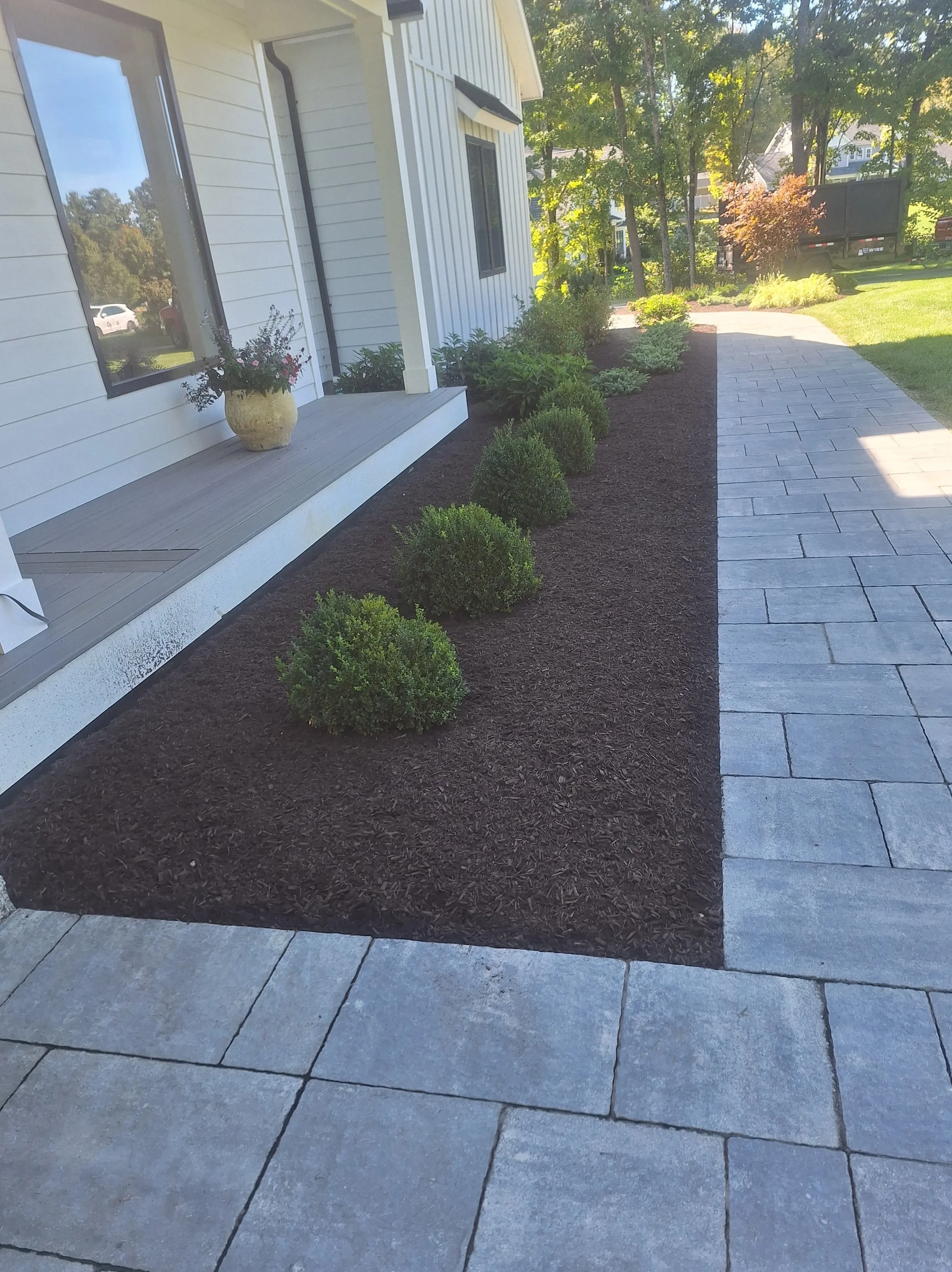 🌿 Project Update &mdash; Newtown, Connecticut

This client had aging mulch beds and wasn&rsquo;t sure whether to simply add another layer or start fresh.

We recommended the cleaner, longer-term solution: remove and dispose of the old mulch, thoroug
