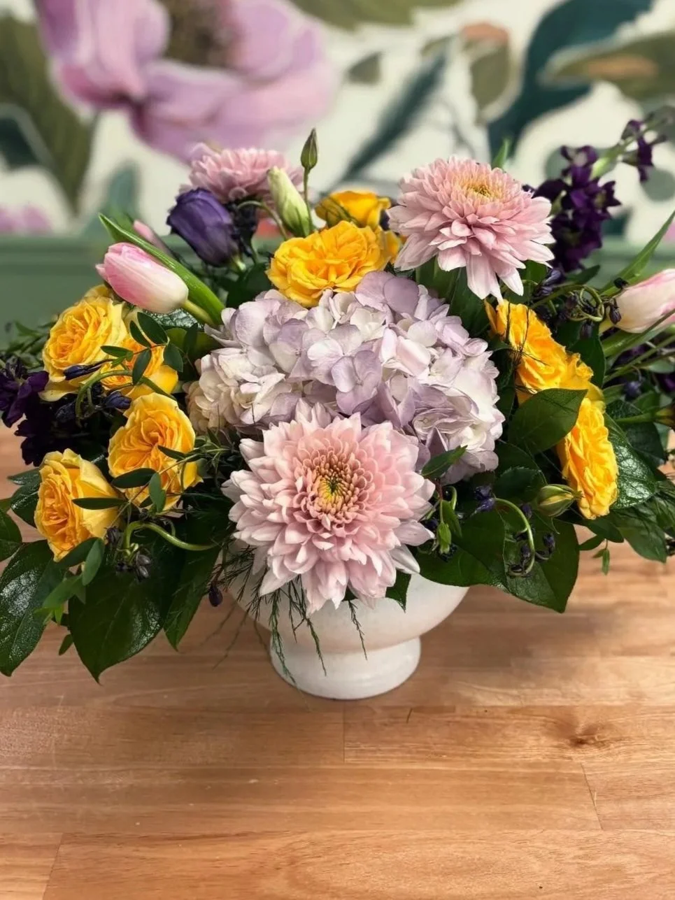 Good Services is located in Des Moines Iowa and creates natural arrangements featuring the effortless elegance of the elements.