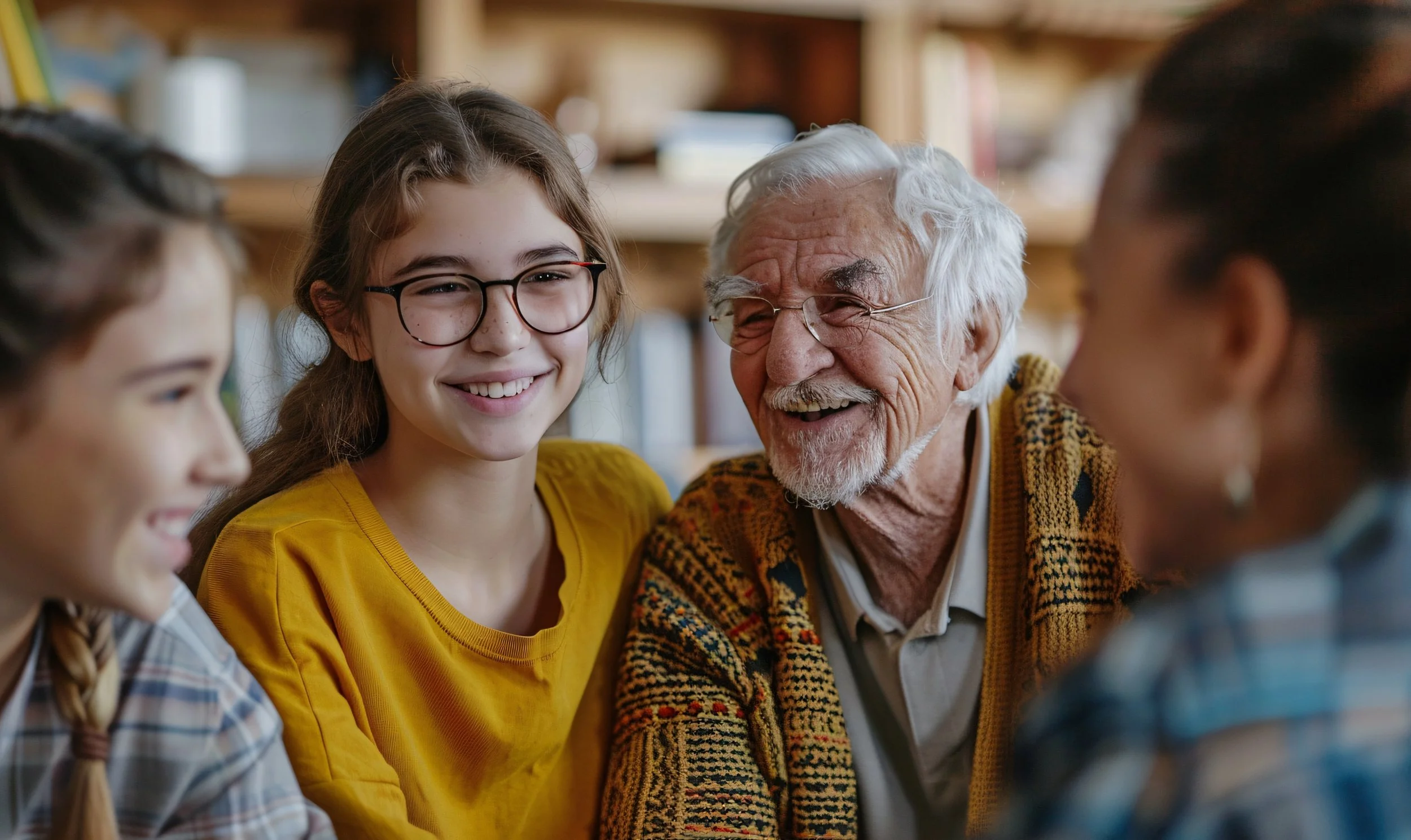 Varias personas adultas y jóvenes sonriendo y conversando en un ambiente cálido y acogedor.