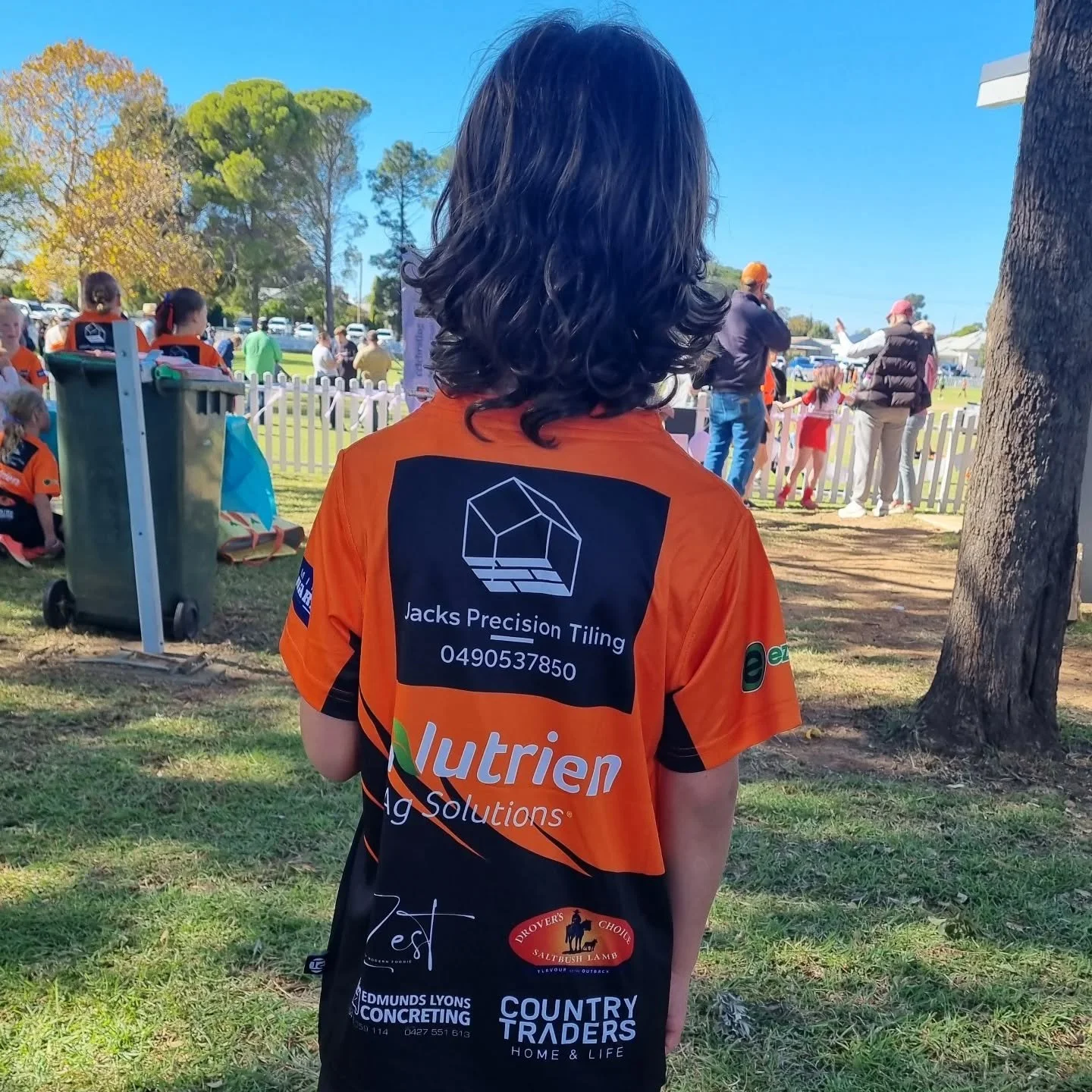 𝗦𝗺𝗮𝗹𝗹 𝘁𝗼𝘄𝗻 𝘀𝗽𝗼𝗿𝘁 𝗿𝘂𝗻𝘀 𝗼𝗻 𝗰𝗼𝗺𝗺𝘂𝗻𝗶𝘁𝘆 𝘀𝘂𝗽𝗽𝗼𝗿𝘁 🧡⚽️

Pretty special seeing our logo on the back of Harvey's jersey alongside other local businesses backing the next generation.

Proud to support local sport, local kids