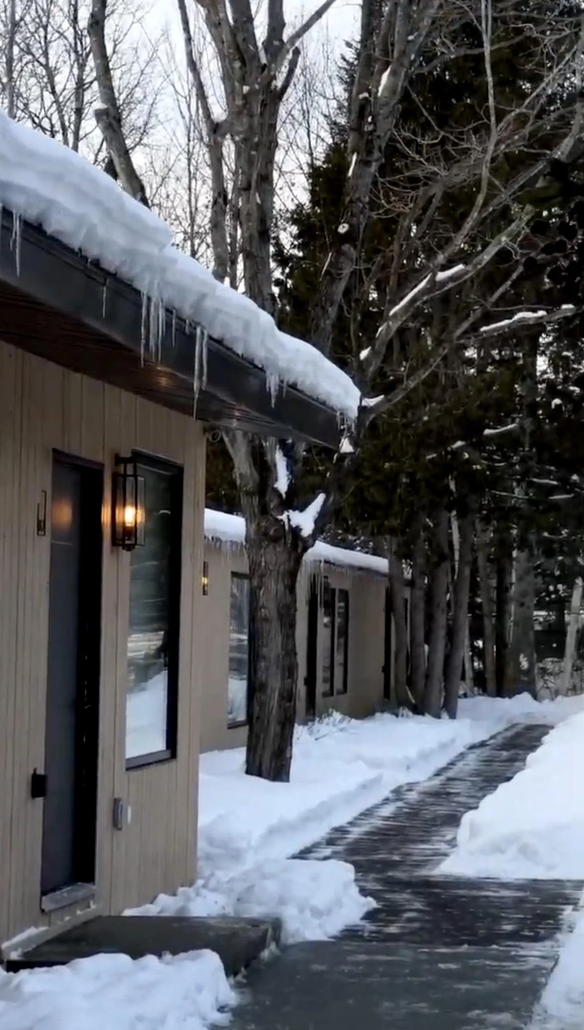 Chambres du Rockway Motel sous la neige avec allée déneigée