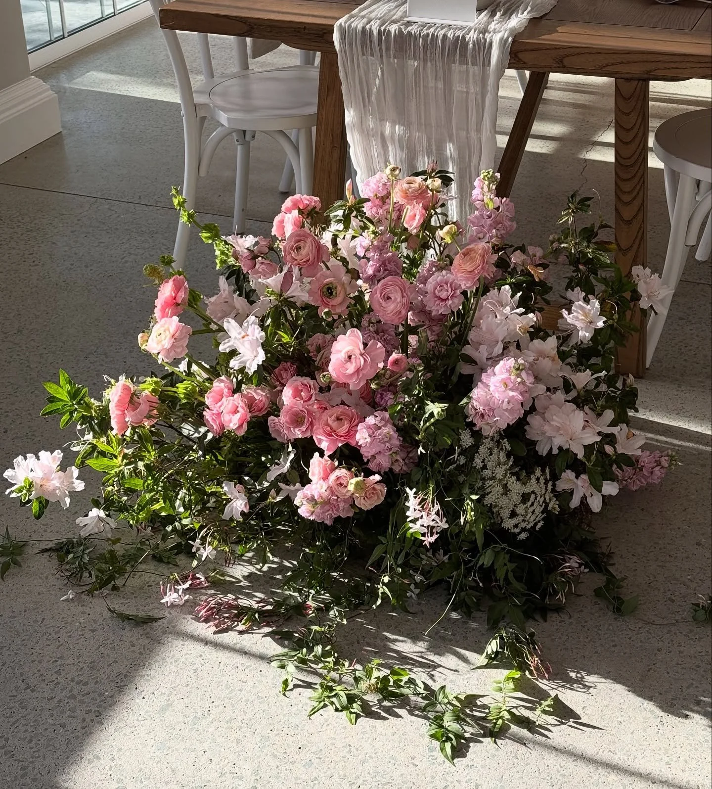 Many shades of blush. Spring really might be superior, and I love her from every angle. 

Amity &amp; Dan chose a beautiful date for their nuptials, and venue! The early afternoon light in the reception space at @wynmereestate is unbeatable 🌞
Styled