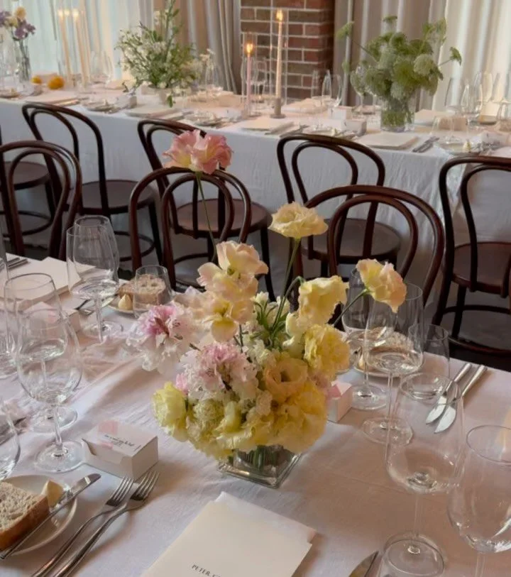 Butter, cream and blush in an endless spread of vase arrangements for Stacie and Ben&rsquo;s @thevalleyestategc wedding with @forloveandliving 🤍🧈🍦🌸