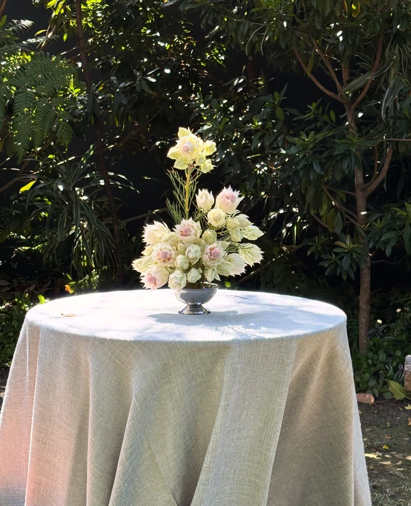 Cocktail moments in the sweetest light, for Jordanna &amp; Ryan at @thevalleyestategc on Thursday 🤍

The public holiday this week threw some spanners in the flower works for a Thursday wedding... This meant a 2am start for J&amp;R&rsquo;s day: gc &g