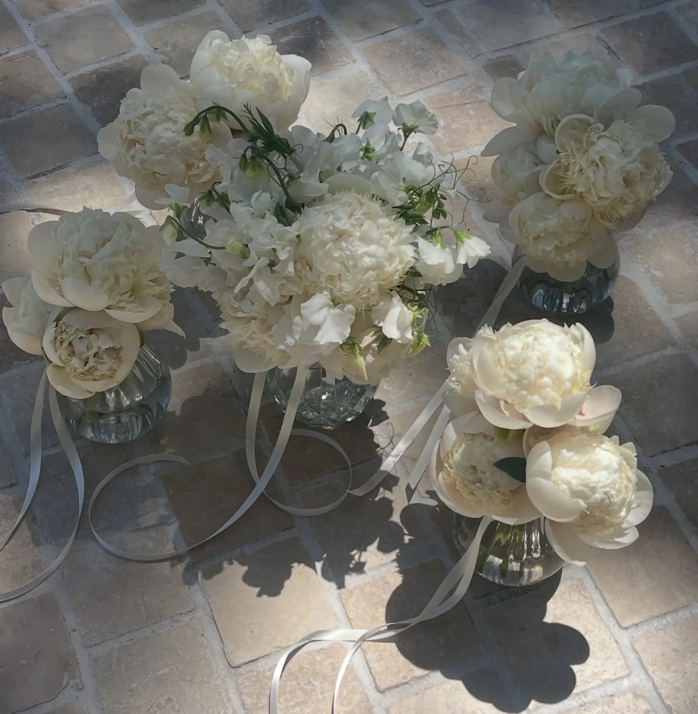 Soft, with merlot accents 🤍🦢🍷 for Emma &amp; Adam.

This gorgeous day was all about refined, intentional details. Such a pleasure to create for Emma &amp; Adam, with an always wonderful team ~

At @braesideestategc 
For @emma.marie.evans + @adamcr