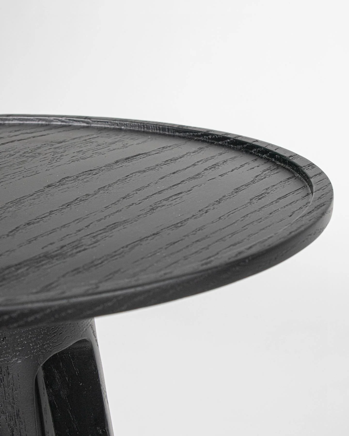 Elegancia y calidad transformando el espacio. 

Mesa auxiliar Montero / Acabado negro semi mate

⌀40 cm x 51 cm
Encino Rojo / Acabado Negro Semi Mate
Dise&ntilde;o por Patricio Bravo