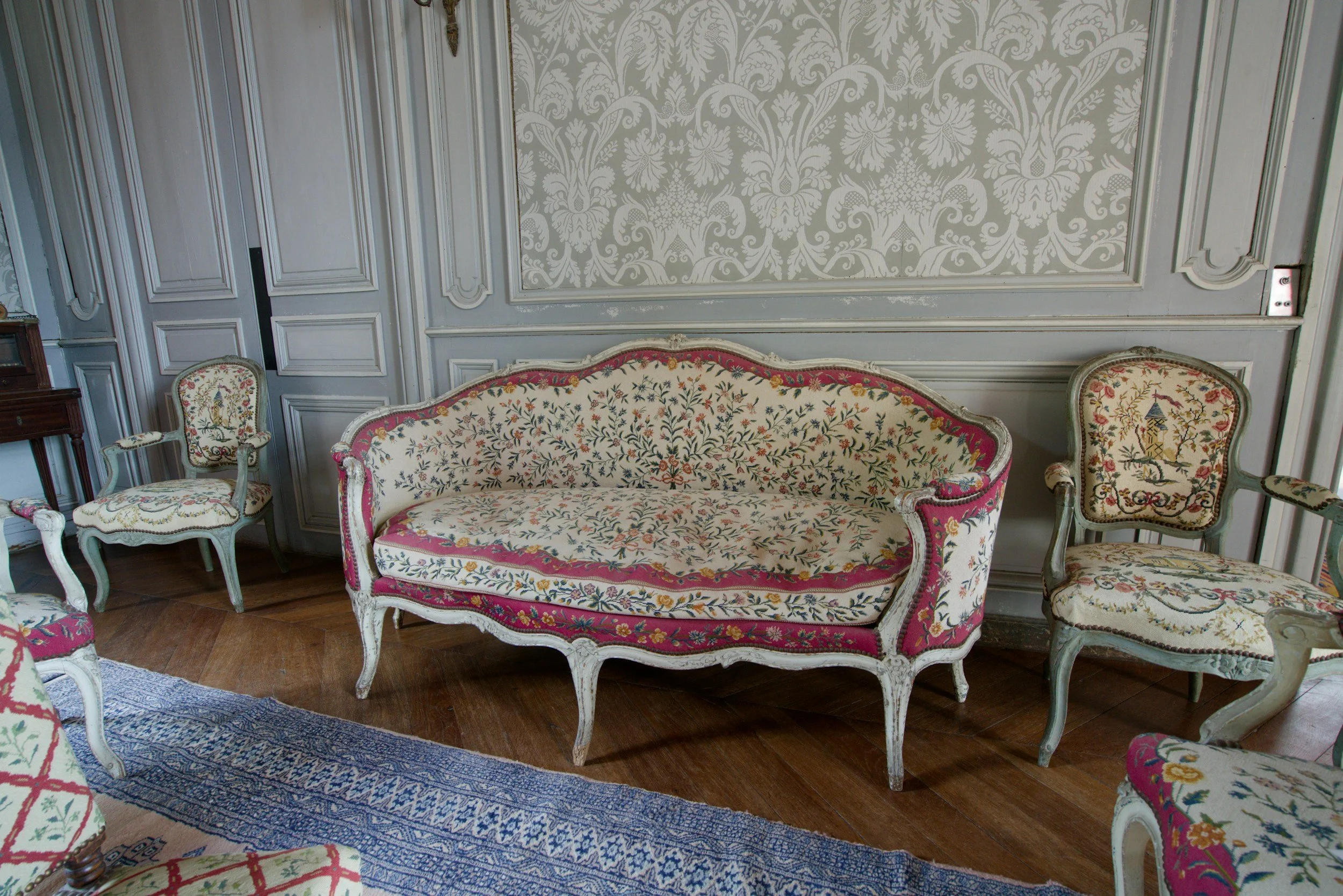 House Beautiful: Curved Floral Sofas Are Officially a Trend