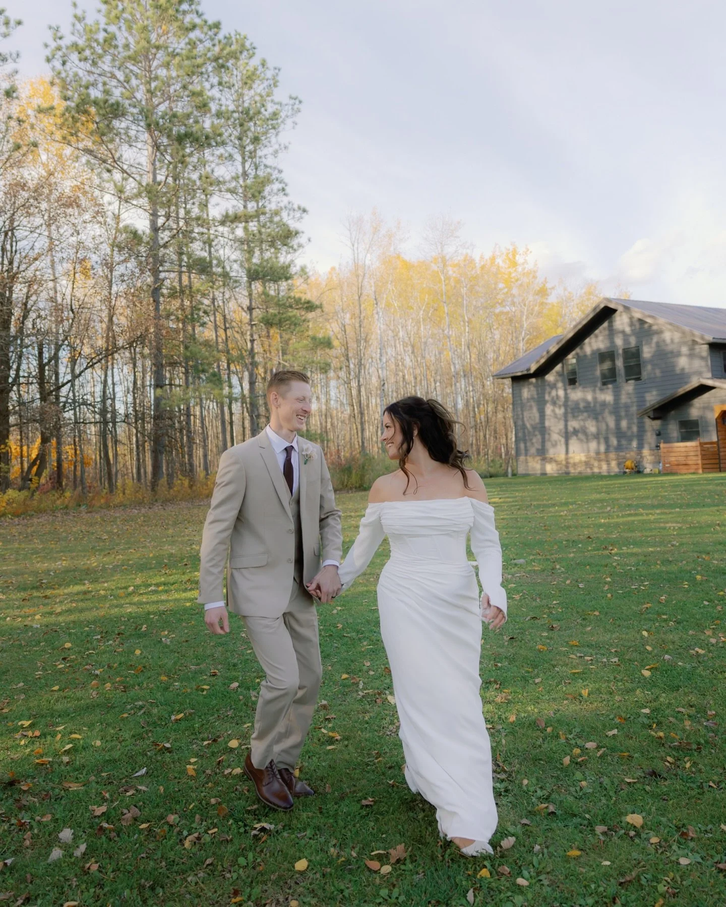 Krystin &amp; Danny 💛

Vendors:
Photo &amp; Video: @juliaelizabethphotos 
Venue: @littlelazylodge
Food: 3 cheers catering 
Hair/makeup: @captivatingbeautyhairandmakeup
Musician @mikebustinmusic
Dress @aandbe_bridalshop