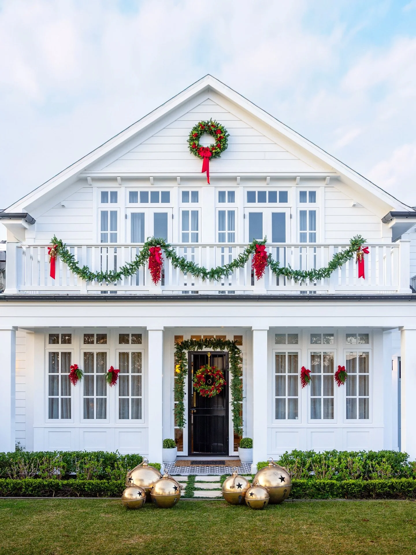 A touch of festive magic ✨. Our Northwood project capturing the spirit of the upcoming season thanks to the team @alfrescoemporium. House design by Alex Stritt. Project @strittdesignandconstruction. #houseexteriors #whitehouses #christmasdecor
