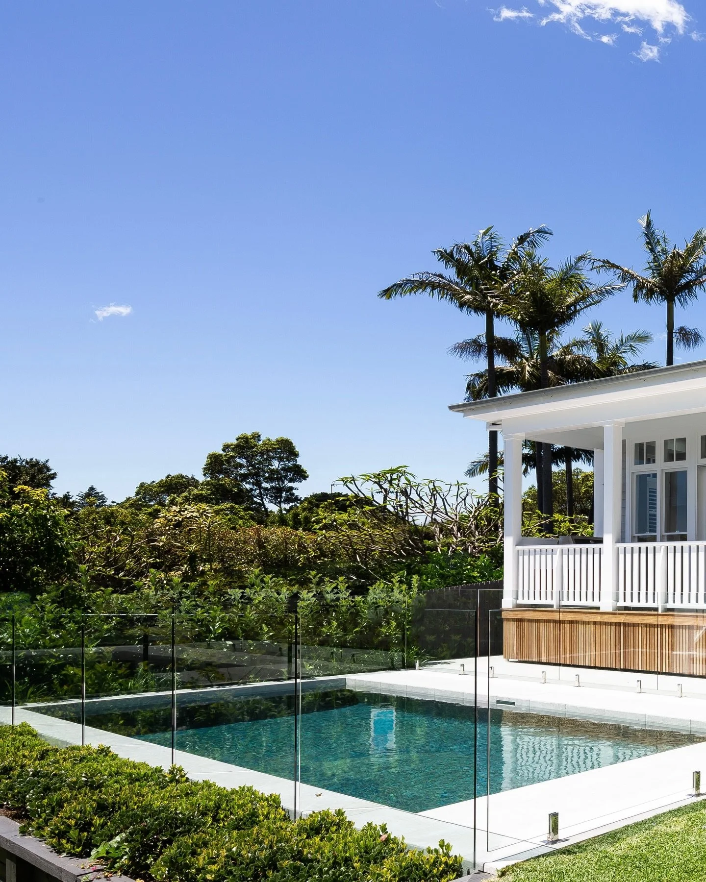 As the warmth of the season sets in, days like today have us dreaming of poolside moments. This pool was designed to seamlessly extend the home&rsquo;s indoor living outdoors, creating a serene and inviting backyard retreat. Project @strittdesignandc