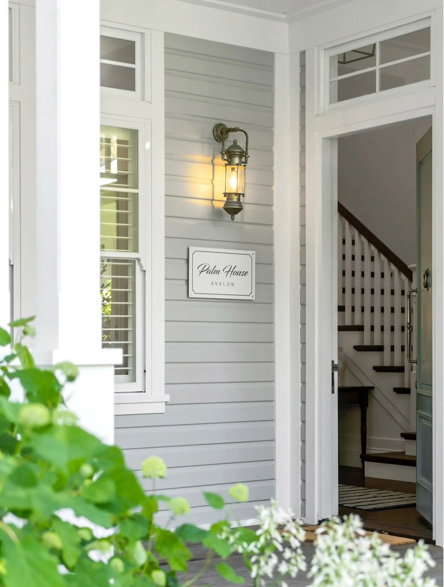 The comfort of coming home after a long day. Project @strittdesignandconstruction. Photography @bellepropertyau. #frontporch #avalonbeachhouse #strittdesignandconstruction
