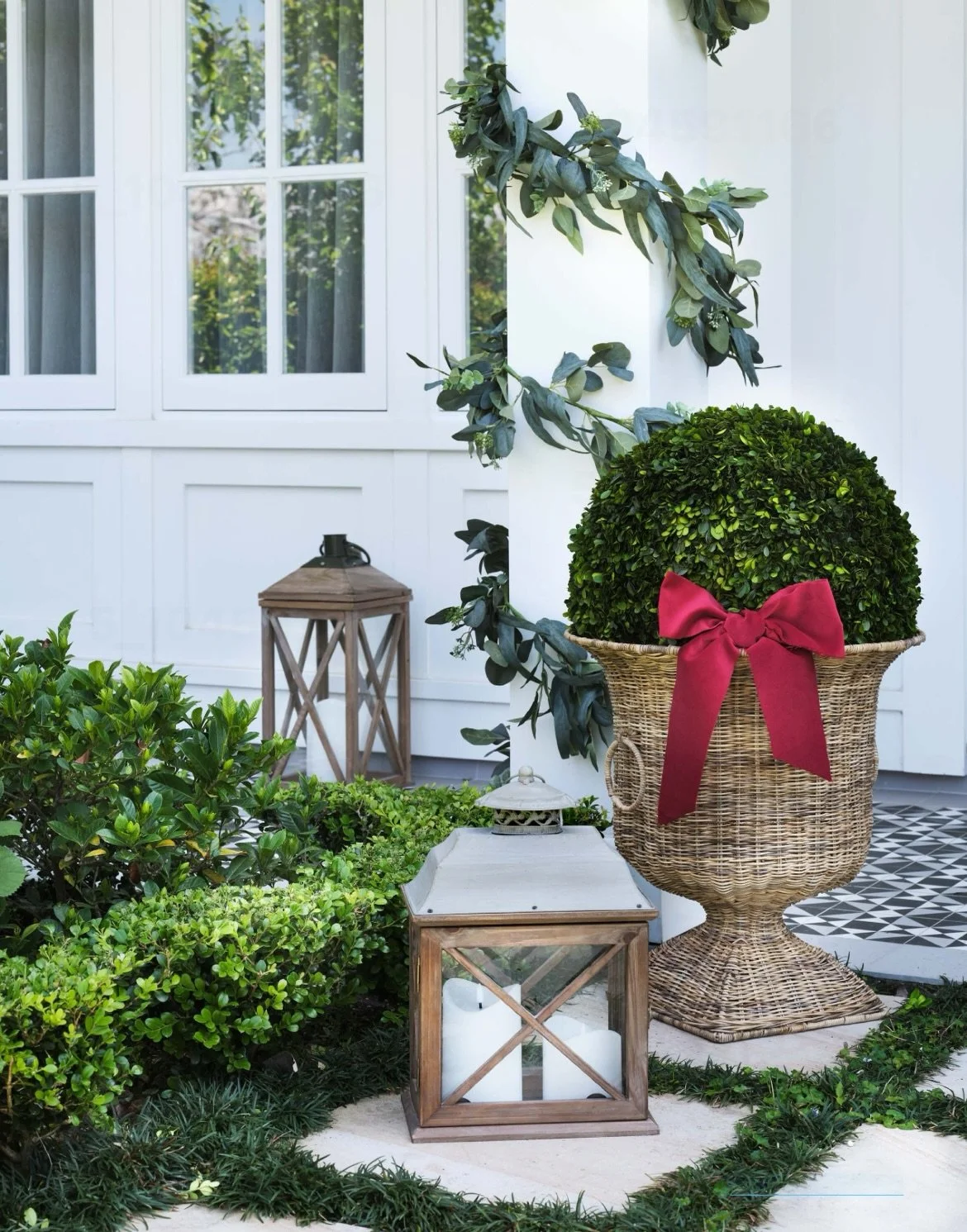 Creating a welcoming first impression this festive season. See more in the current issue of @homebeautiful magazine. Words @rebecca.hooton. Styling @noncinyonistyling. Photography @brigidarnottphotography. House design and construction @strittdesigna