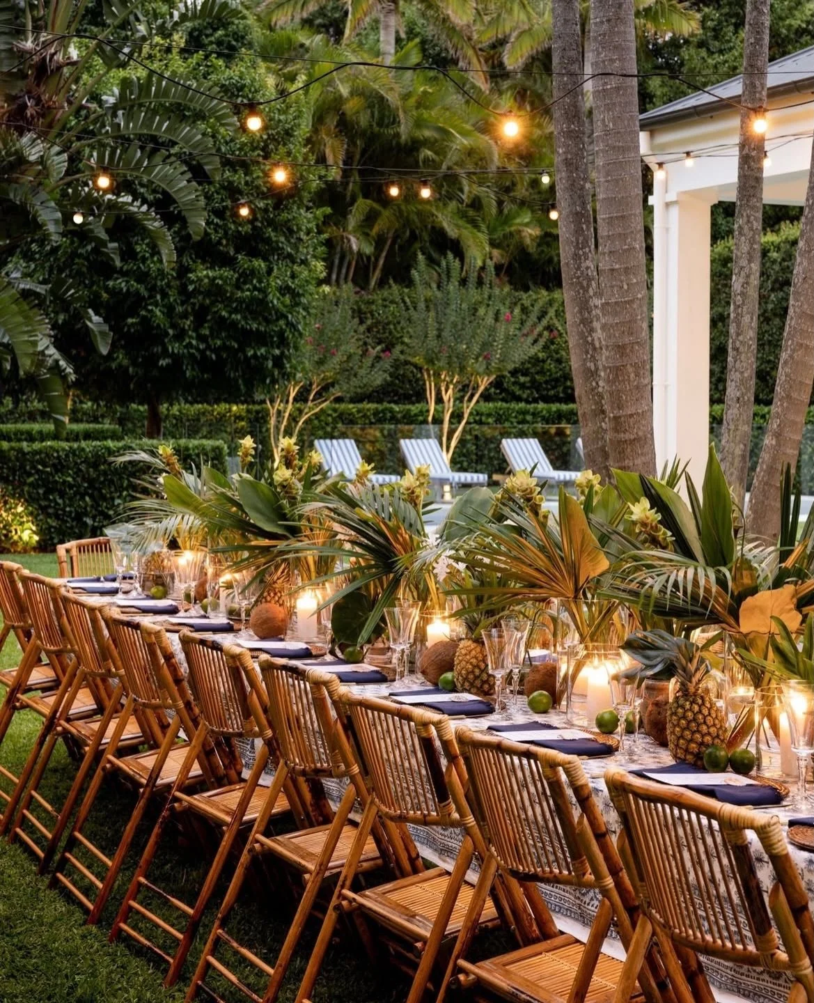 All set for outdoor entertaining at our Newport house, where long weekend lunches ease into relaxed evenings. Decor, styling and photography @alfrescoemporium. Project @strittdesignandconstruction. #outdoordining #australiansummer #alfrescoemporium #