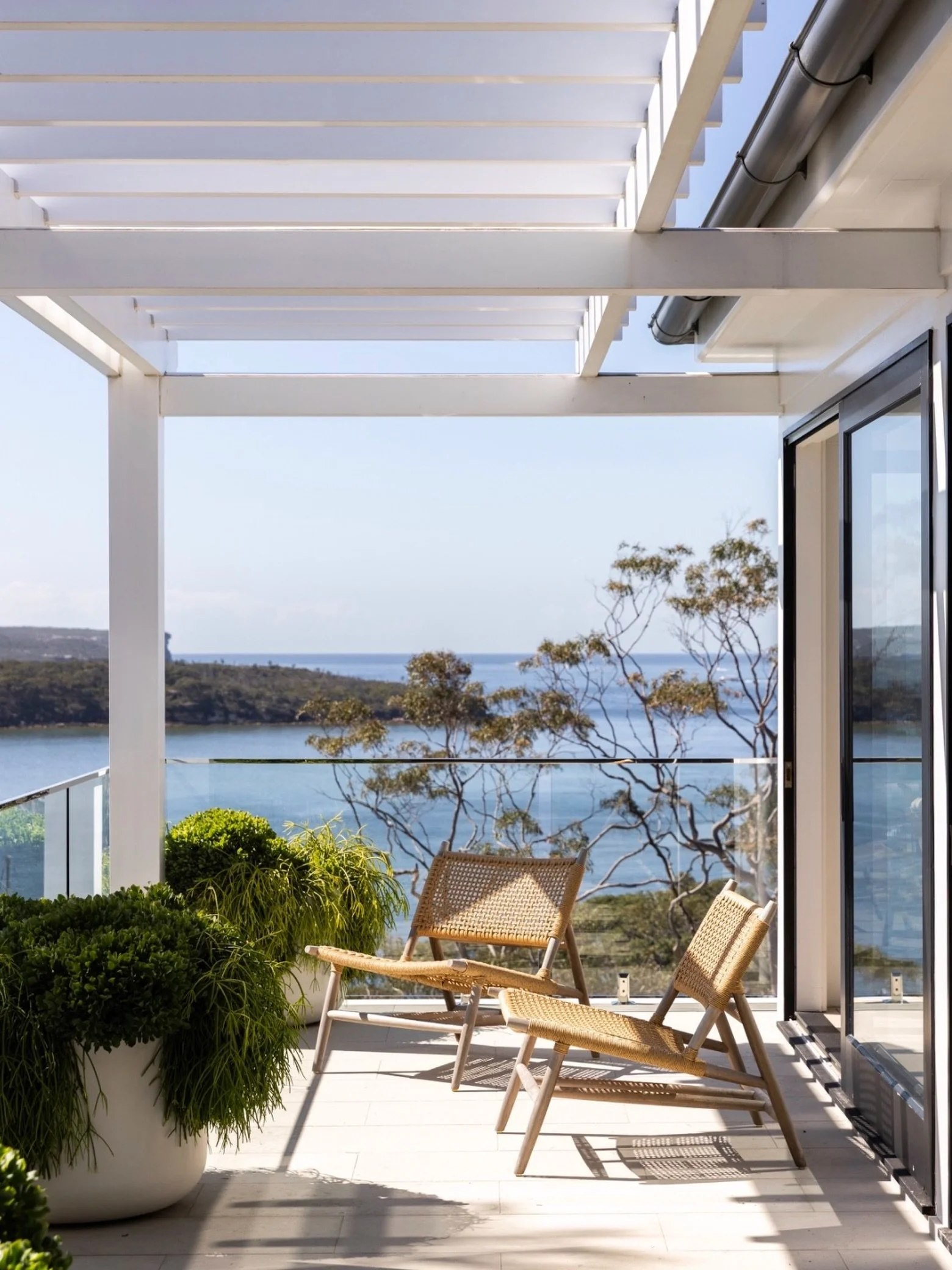 A generous wrap around terrace embraces its waterfront outlook, capturing sun and expansive views. Project @strittdesignandconstruction. Photography @simonwhitbreadphoto. #chinamansbeachhouse #strittdesignandconstruction