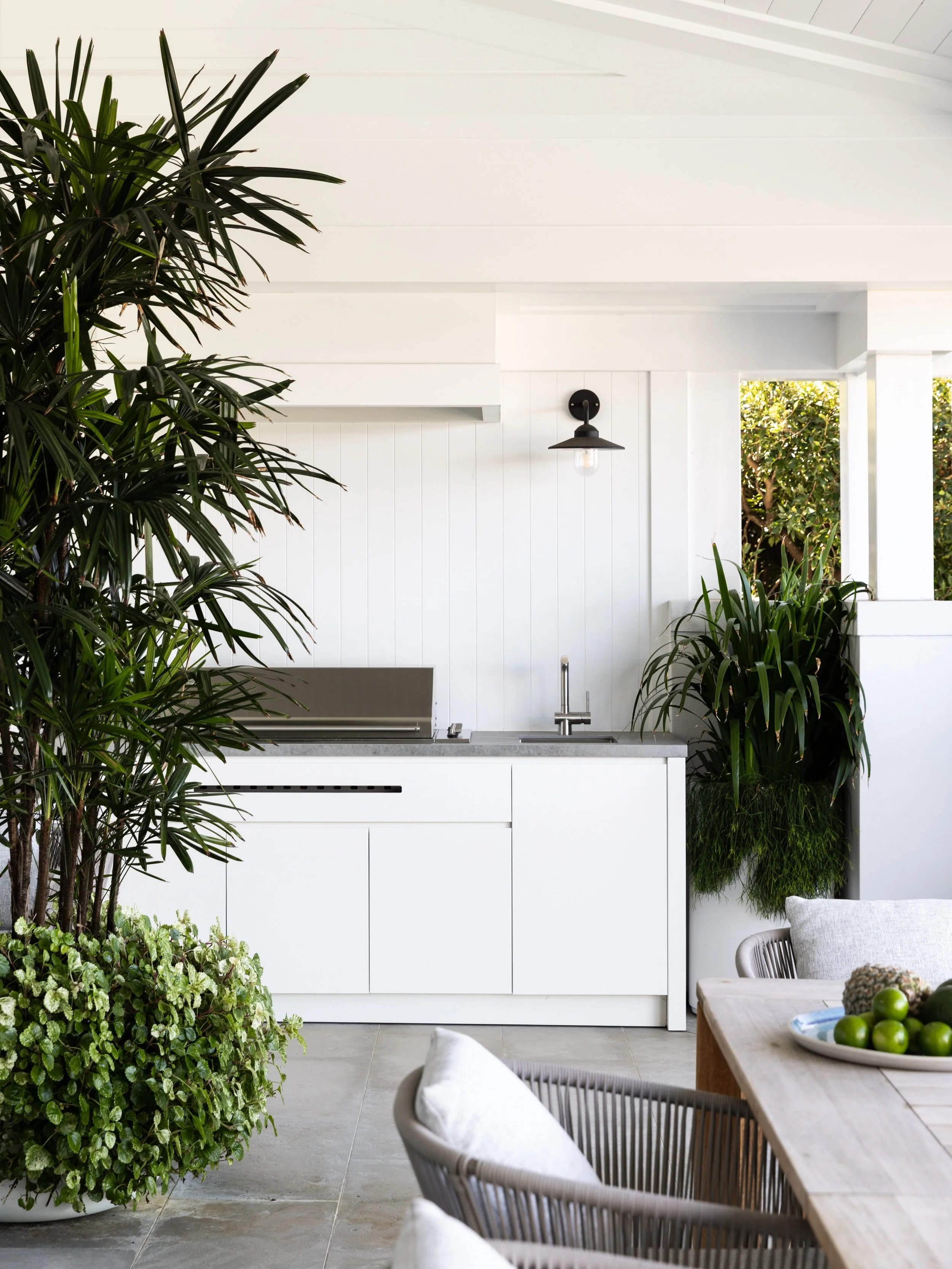 A custom outdoor kitchen combines functionality with a cohesive design, for effortless patio entertaining. Project @strittdesignandconstruction. Photography @simonwhitbreadphoto. #strittdesignandconstruction #chinamansbeachhouse