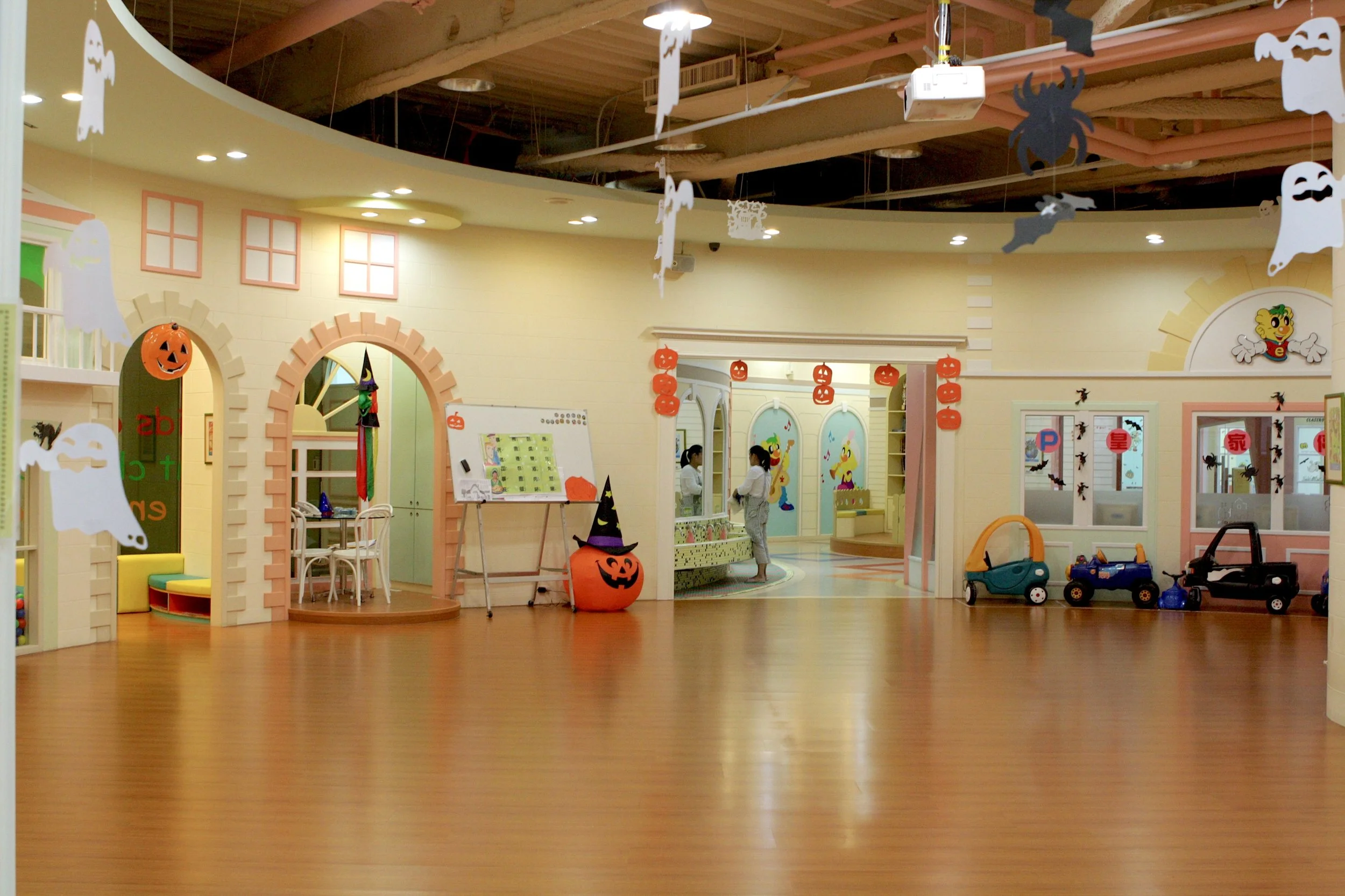 活動廣場+ 哺哺車停車場