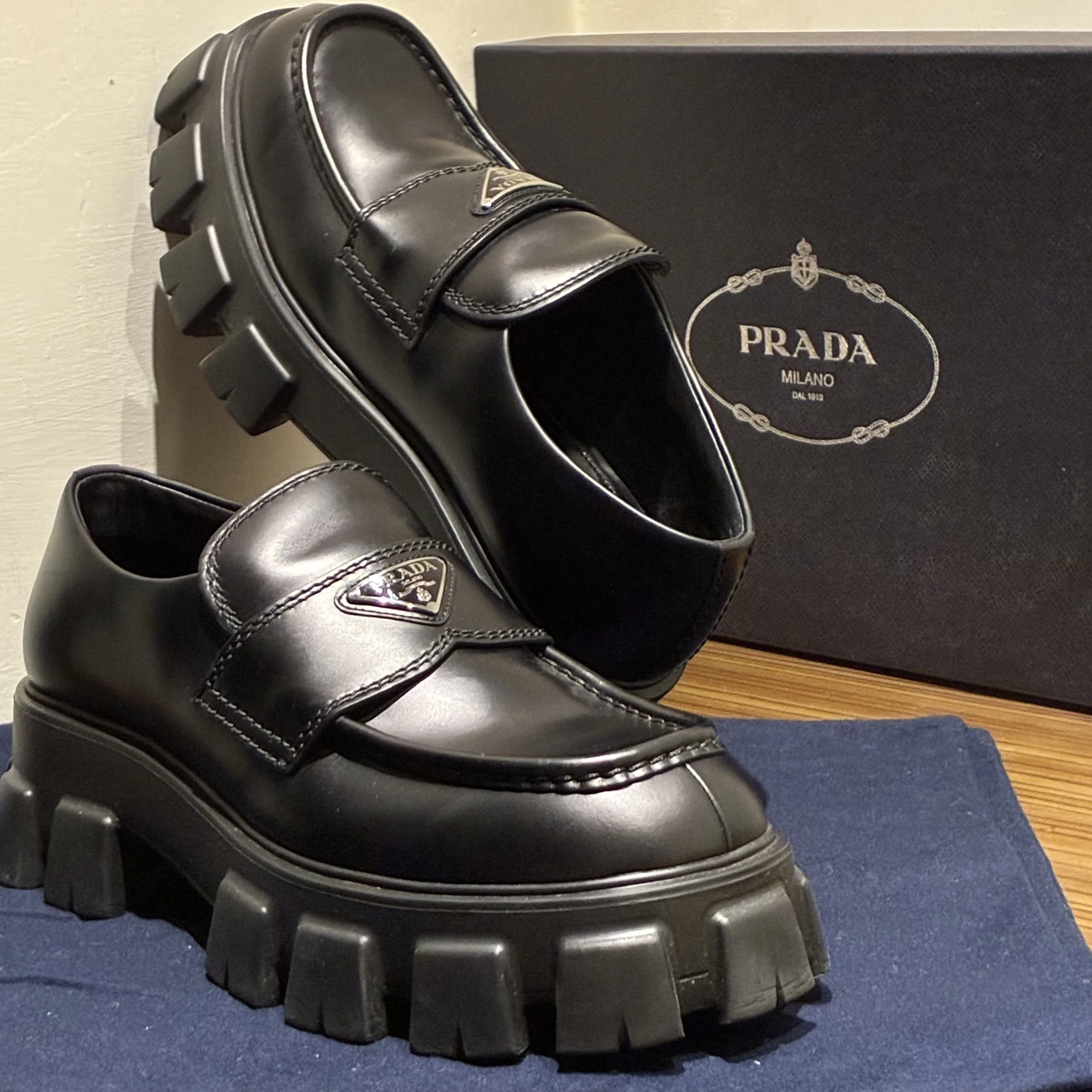 PRADA 三角鐵標厚底樂福鞋 UK8