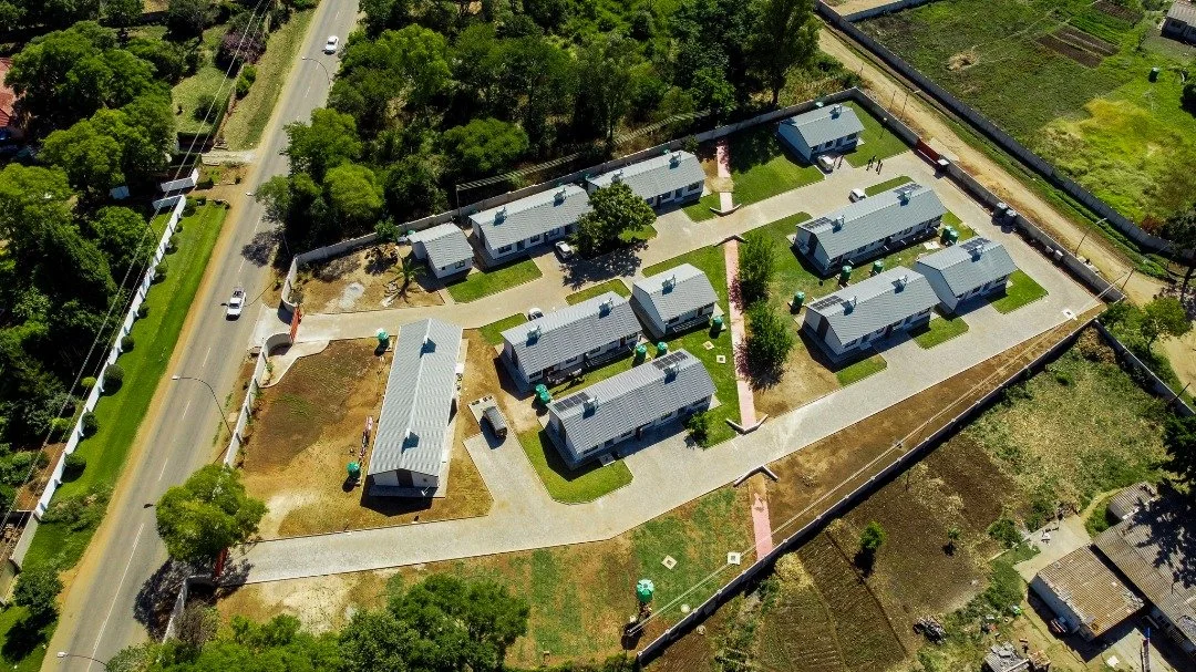 Welcome to Amberwood Gardens - Discover a gated community of 17 luxurious townhouses
offering modern living, security, a n d sustainability located in Hillside Bulawayo.