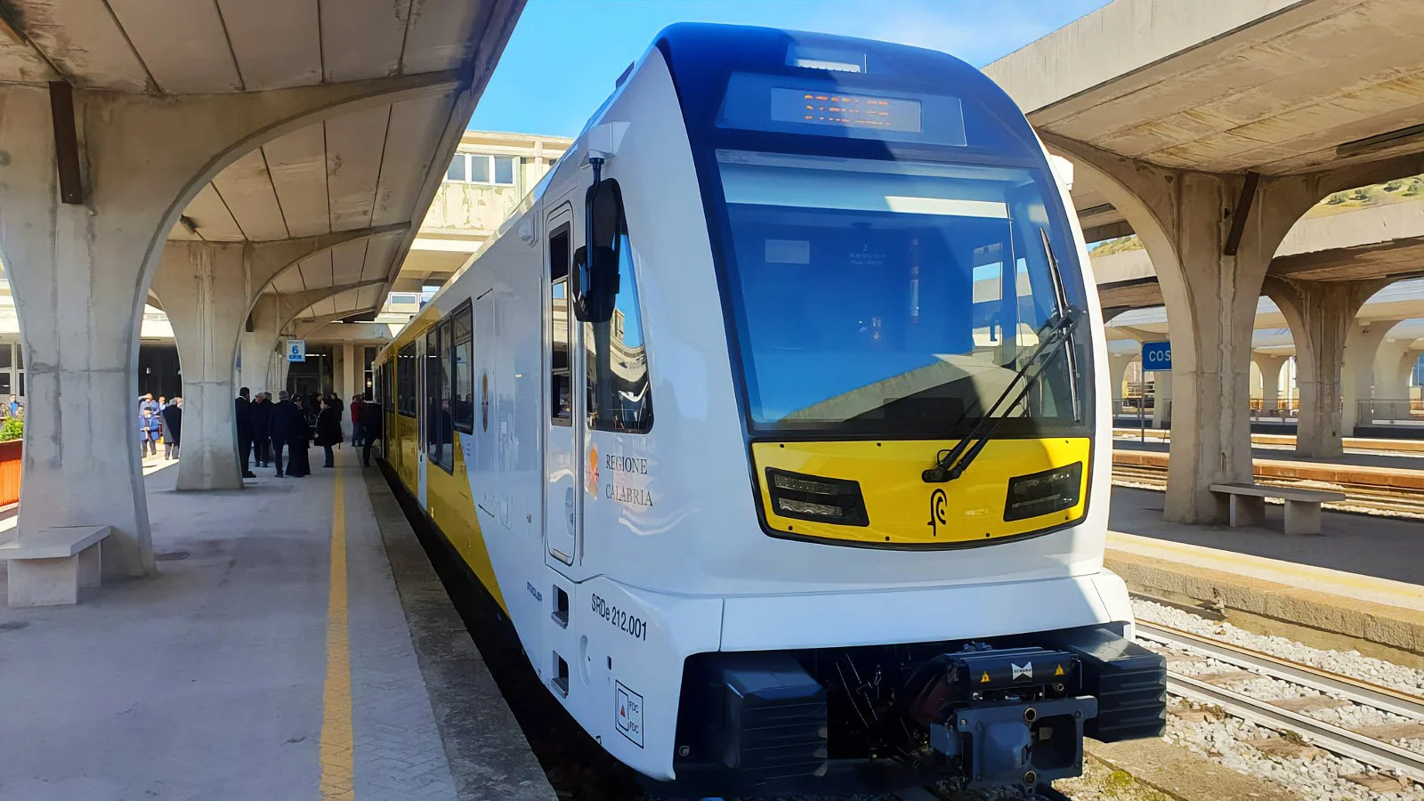 Stadler-Rail_narrow-gauge_Ferrovie-della-Calabria_Railcolor-News_9874.jpg