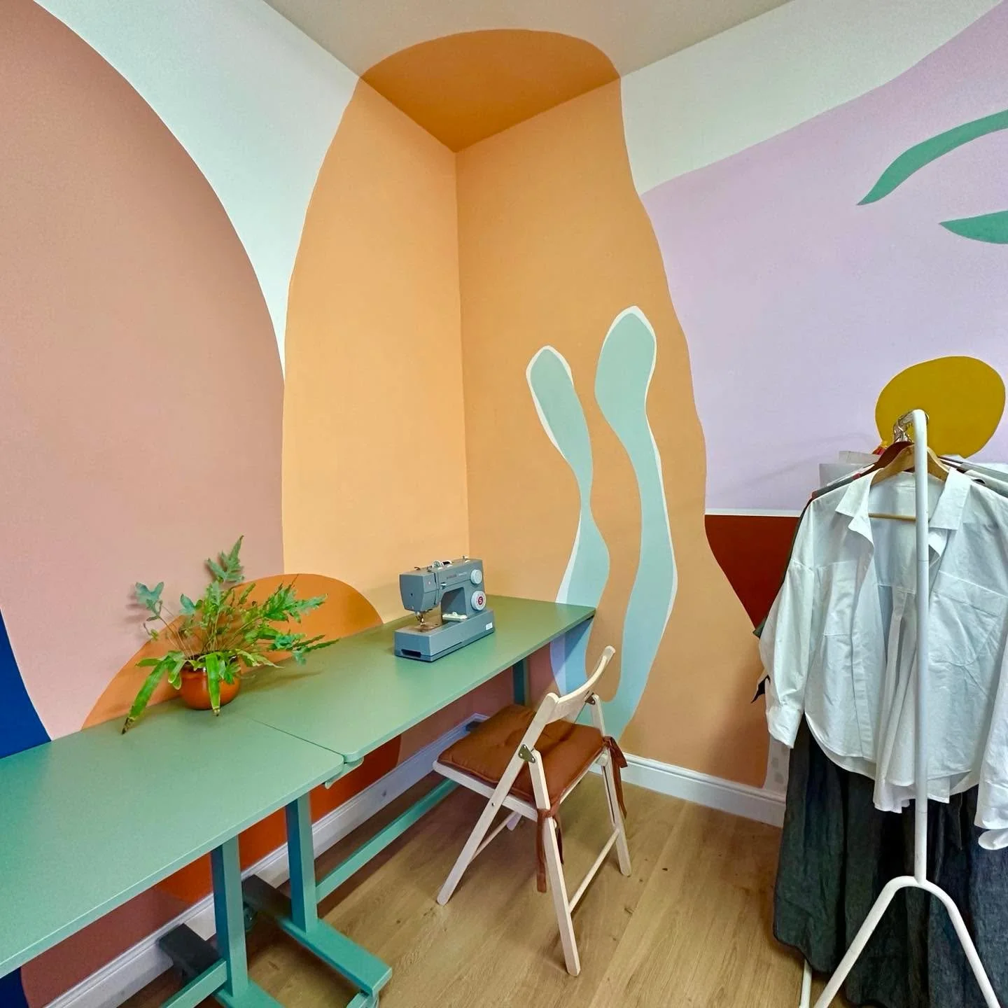 It is very likely that every time you come to the studio it will look a bit different. I have deliberately set it up to be really flexible depending on the class we are working on, even what project you are doing. It also really suits my schedule end