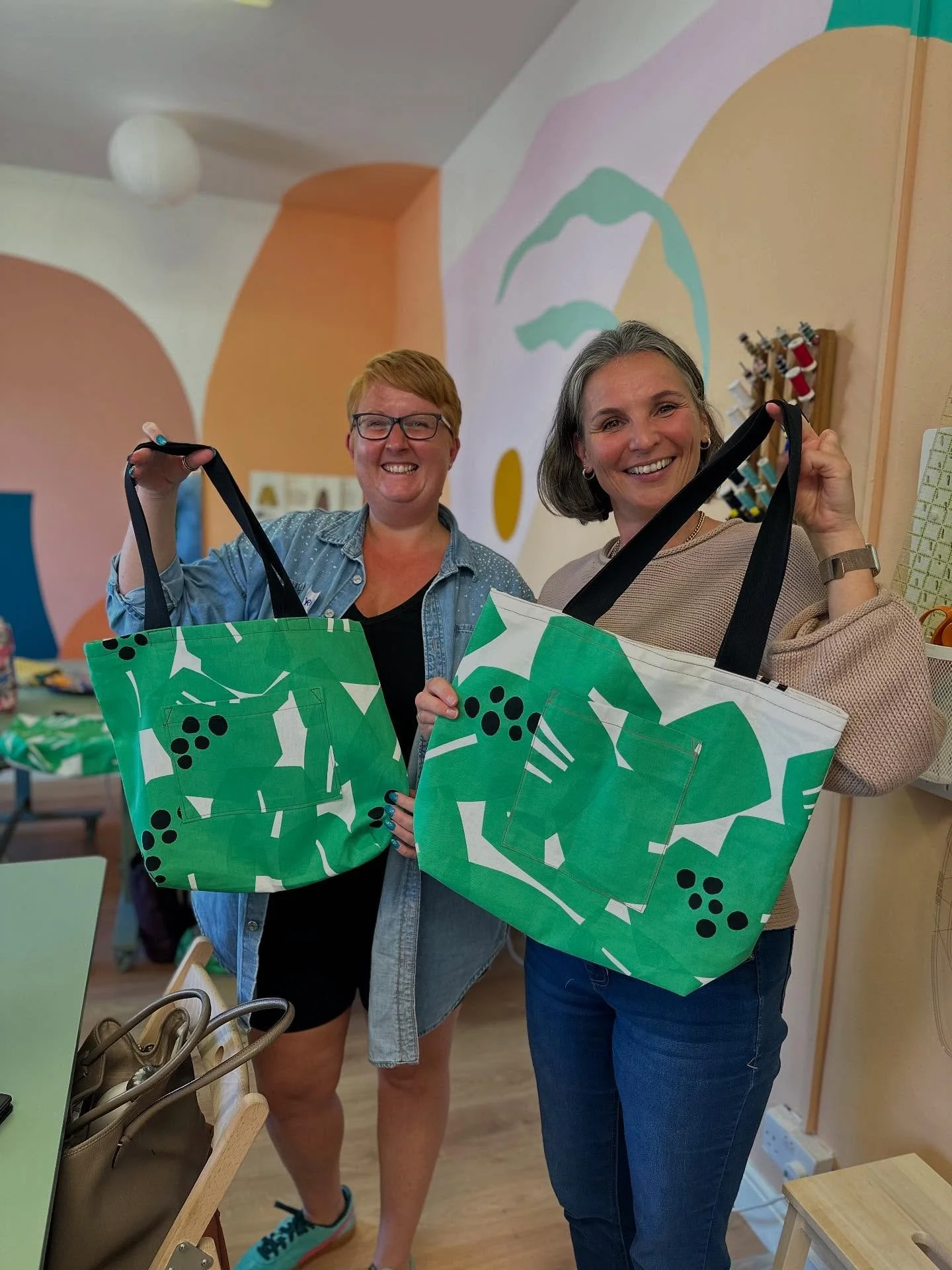 Well that was a blinking marvellous day!! First all day beginners workshop. What a brilliant bunch. We learned how to use a sewing machine, troubleshoot, understand how it works and then all six of them finished these smashing tote bags!! I loved thi