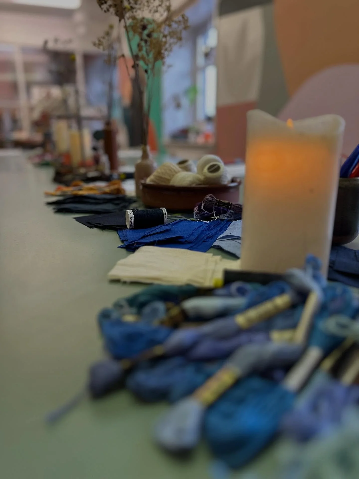 Saturday saw the first hand stitch workshop of the year. While I am very obsessed with sharing my love of quilts with as many people as possible, the huge drive behind this workshop was to encourage people to slow down. We hand stitched patchwork and