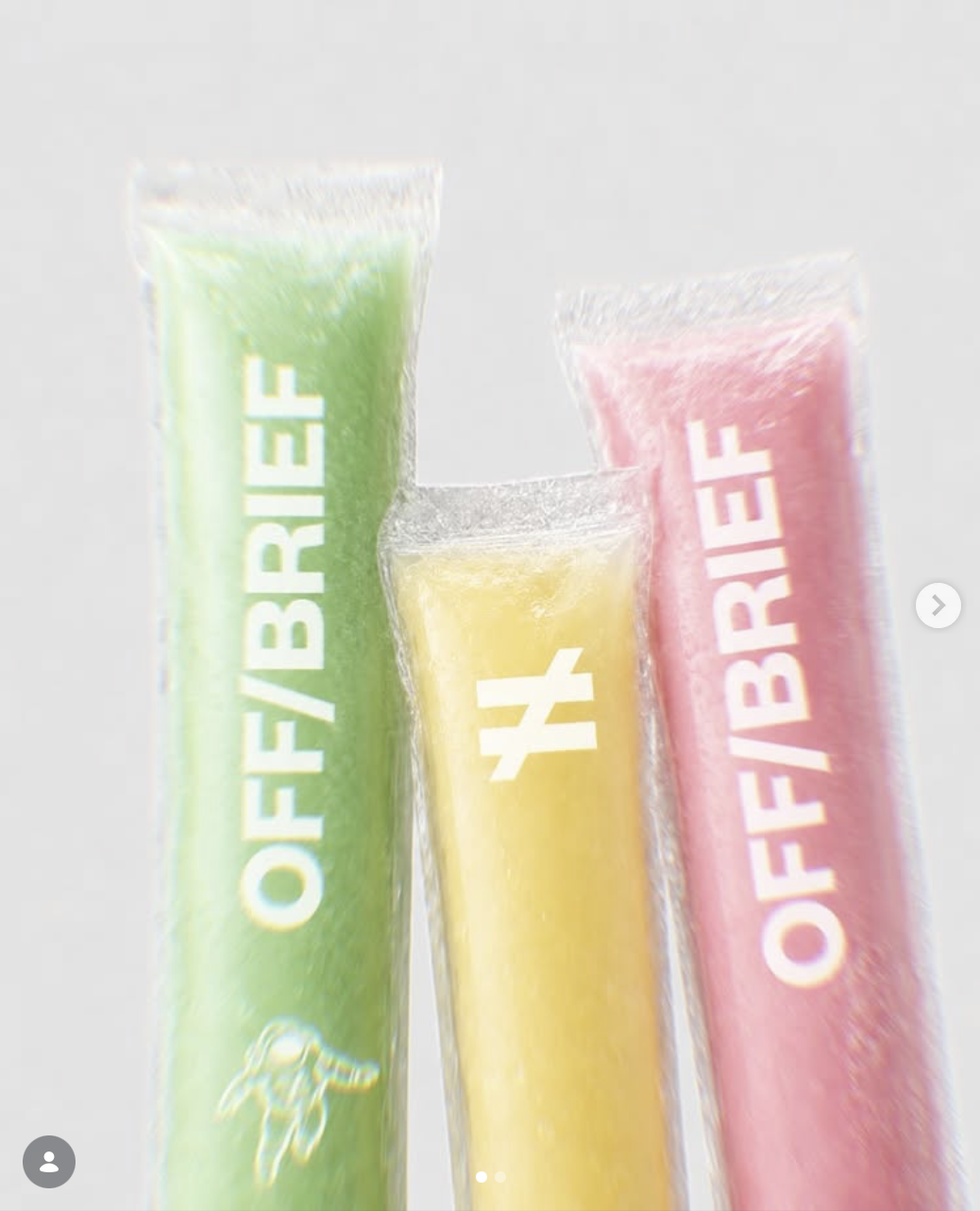Drei in Folie verpackte, bunte Eiskonfekte in Grün, Gelb und Rosa, mit 'OFFBRIEF' Schrift.