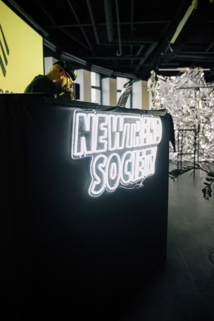 Neon-Schriftzug mit der Aufschrift "New Trend Society". Trendcon. BDX Media
