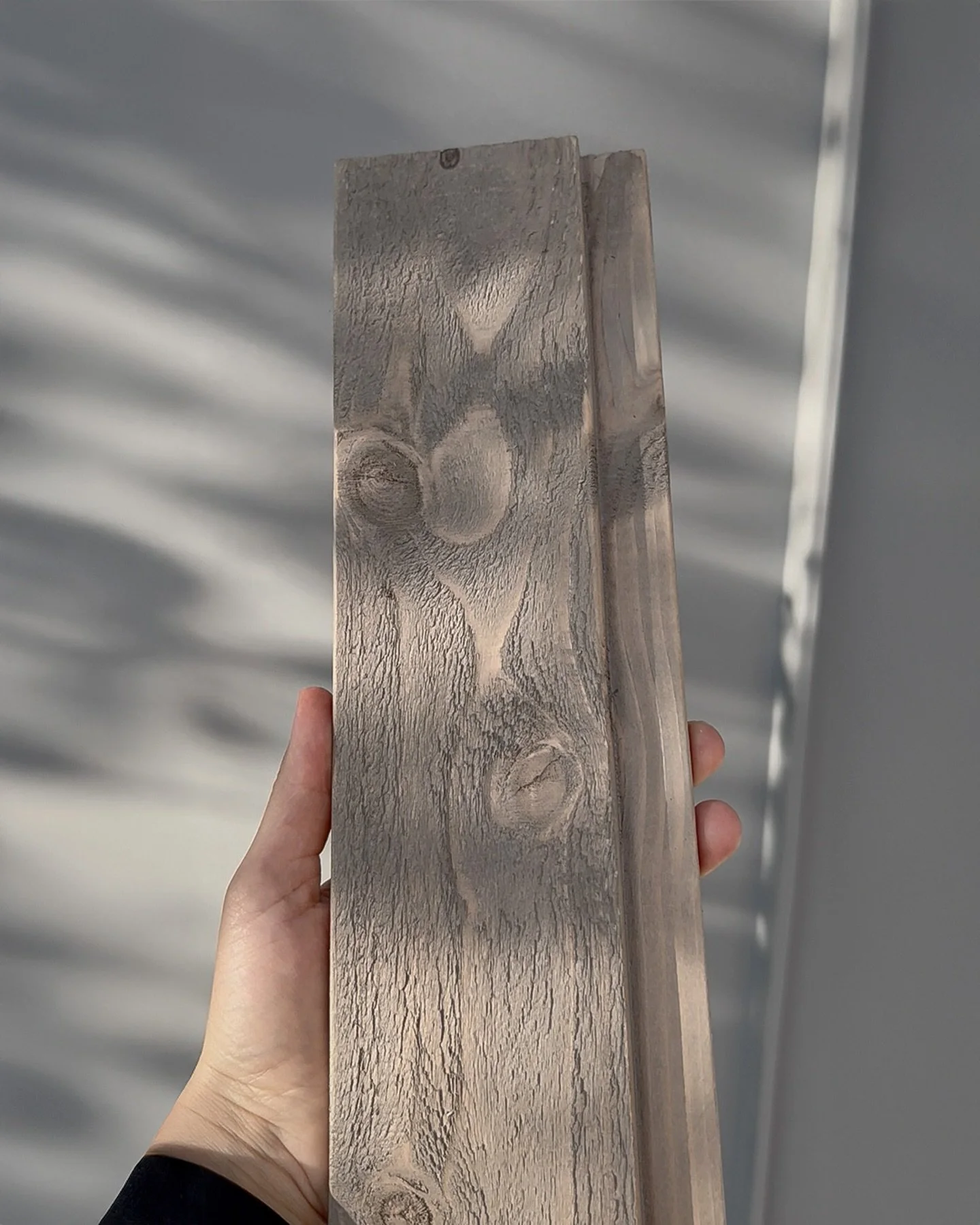 | 𝐅𝐚𝐬𝐚̄𝐝𝐞𝐬 𝐦𝐚𝐭𝐞𝐫𝐢𝐚̄𝐥𝐢

Paraugs.
Gaisma.
Virsma.

Materiāls mainās līdz ar mērogu.
Un tie&scaron;i tur sākas arhitektūra.
#arhitektūra #dizains 

Фасадные материалы

Образец.
Свет.
Поверхность.

Материал меняется вместе с масштабом.
И 