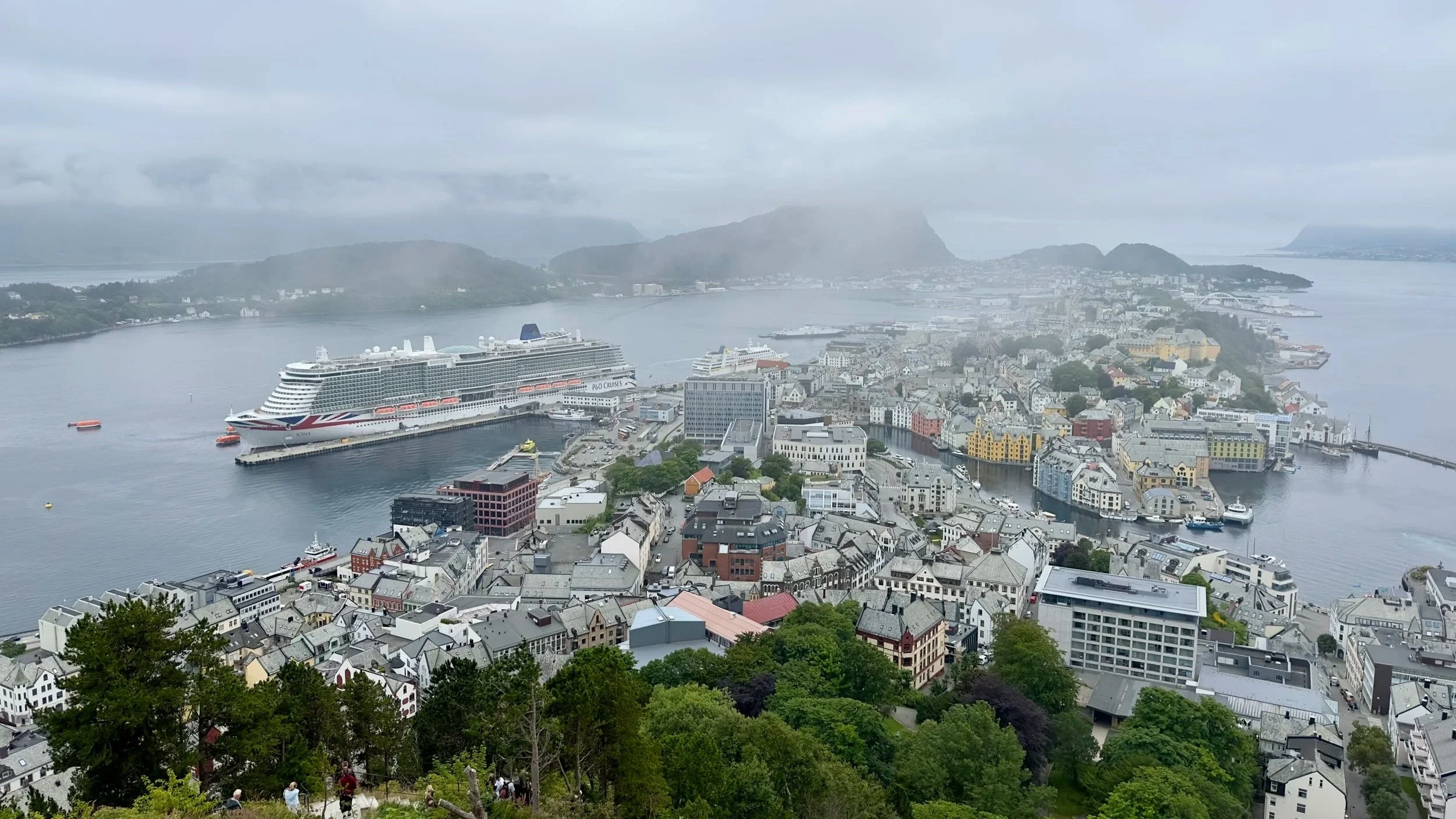 Ålesund at a Glance: Trolley Train, Molja Fyr &amp; Relaxing by the  Harbour