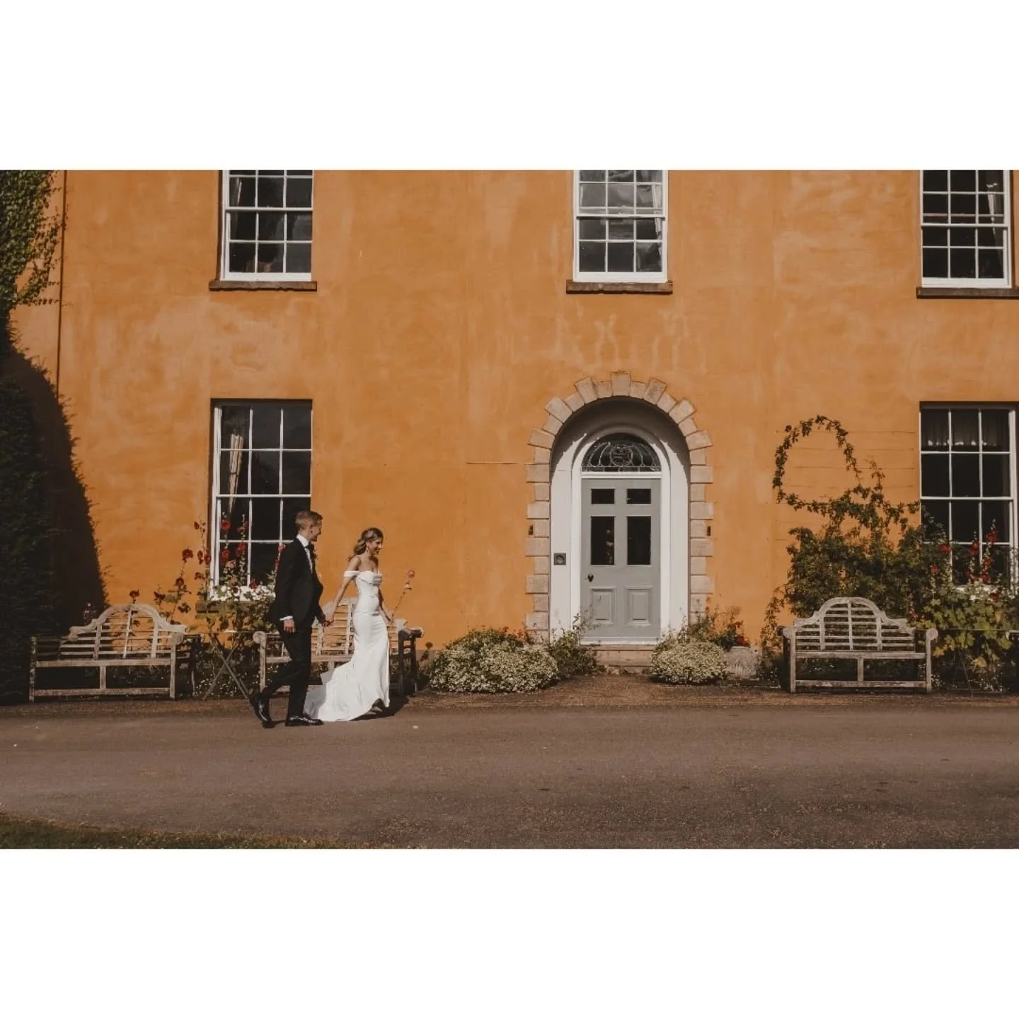 Today's sunshine has got me all excited for summer weddings! 

Throwing it back to the beautiful @jessicaagarner and Keith's wedding at the stunning @langarhall last year ❤️

Still looking for your wedding photographer for 2025? If you want a documen
