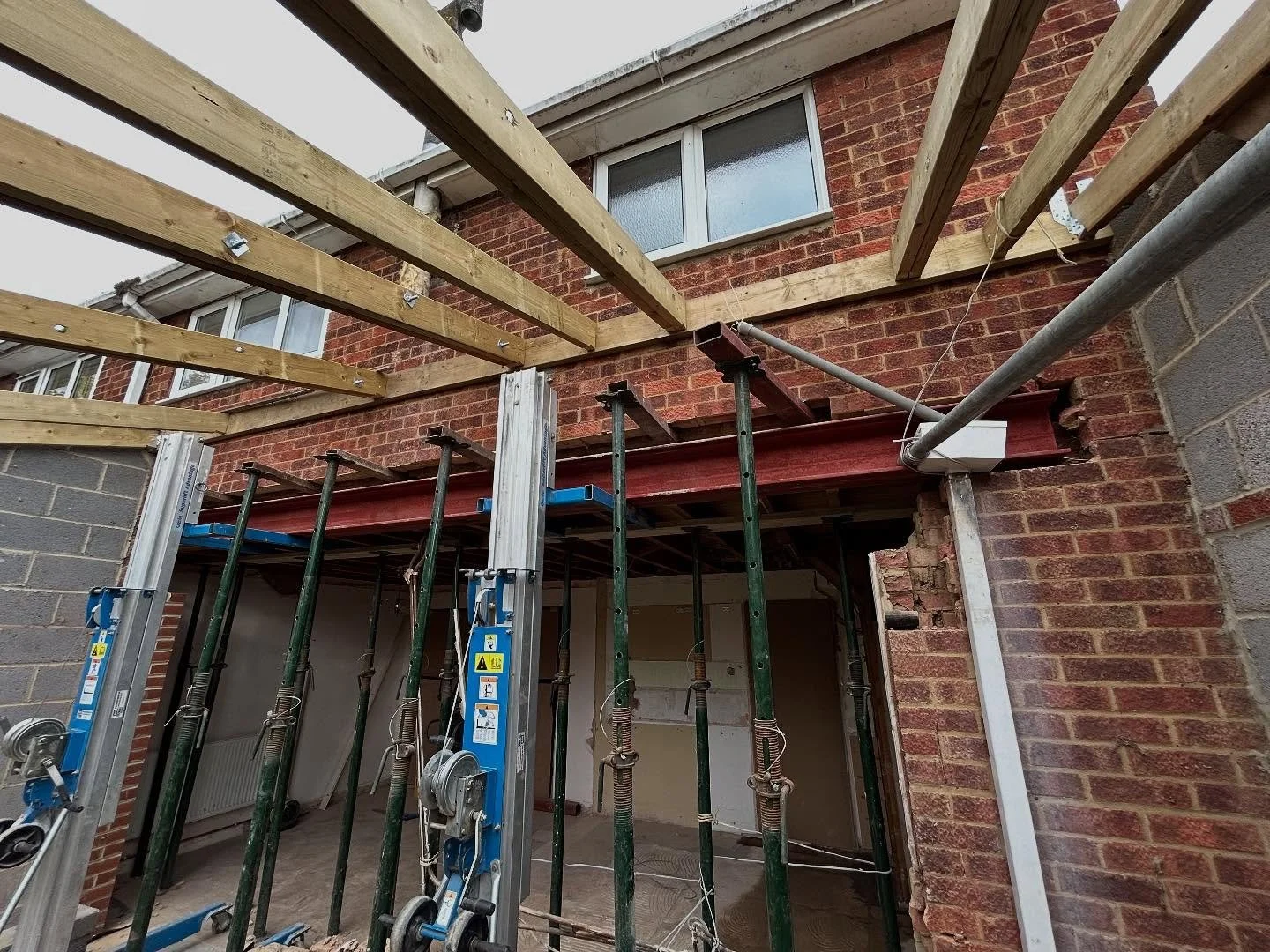🏗️ Site Progress | Northill, Bedfordshire
Steel beam now in place as part of structural works to create a large open-plan kitchen diner. This marks a key stage in removing the existing load-bearing wall and reconfiguring the ground floor layout.
Th