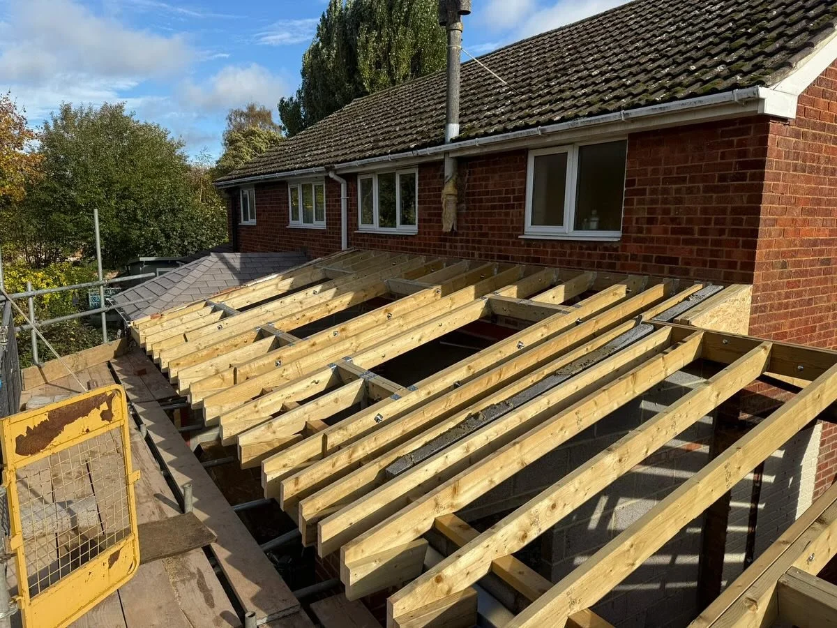🏗️ Garner Close, Northill — Progress Update 🏠
Great progress on site this week at our Garner Close, Northill project! 👷‍♂️
✅ The roof structure is now complete and ready for the roof tilers to begin their work.
💪 Inside, the existing