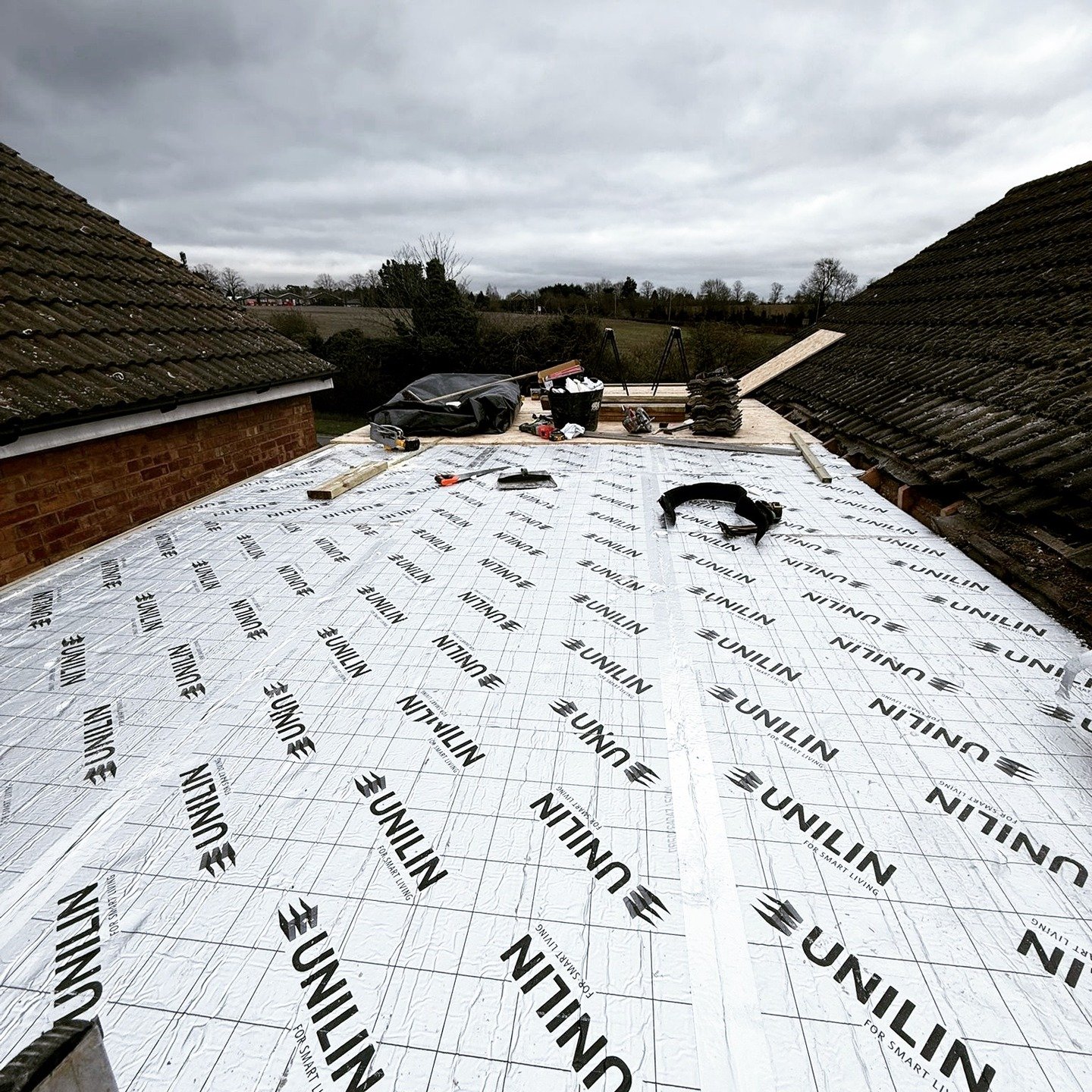 📍 Project Update &ndash; Stotfold Road, Hitchin
Great progress on site this week! 💪
✅ Floor screed now laid
⚡ Next up: electrician on site for 1st fix
🏠 Ongoing thermal upgrades to the existing flat roof to improve efficiency and comfort
The team 
