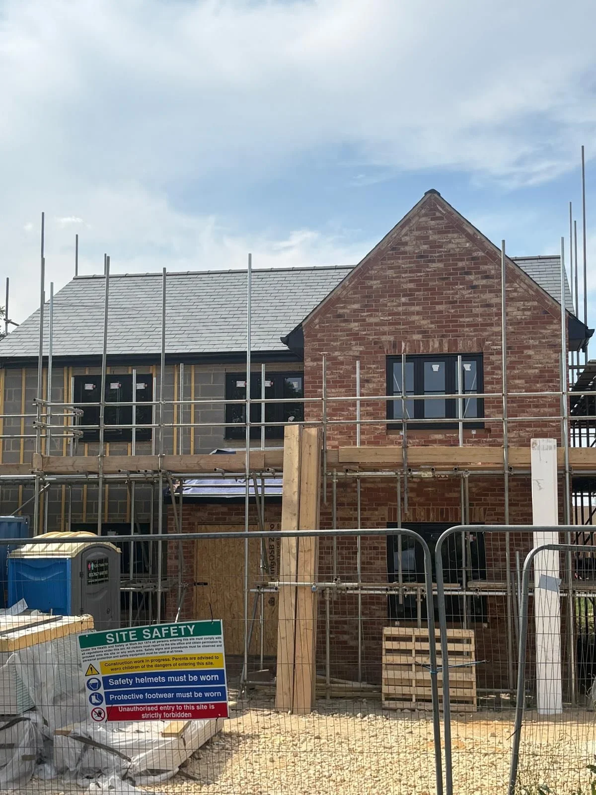 New Builds - Baldock, Hertfordshire 🏡

A lot has been happening on site over the past few weeks. 

✔️ Windows and doors installed
✔️ Boarding complete
✔️ First fix electrics finished
✔️ First fix plumbing finished

This week the plasterers are on si